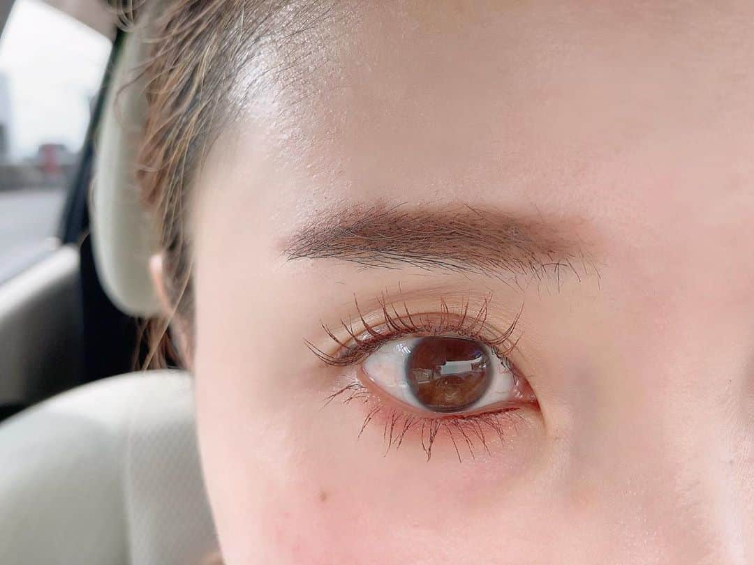 井上花実のインスタグラム：「お客さんに教えてもらったお店でまつげあげてもらったら、すごく長く見えた！ 嬉しくて帰りの車内ですぐマスカラして写真撮った ふだんビューラーもしなくて、まつげパーマってやつを6・7年前にして以来。 今はこんなに根元から自然に上がるんだなーすごい 佐賀駅近くのアントゥールってお店でしてもらいました👀 薬剤全然しみなくて、涙すら出なかった わたしがしたのは上まつげセットっていうメニューで、もともと天パでまつげも少し上がりやすいから大きめの緩めでお願いしました。 2000円くらいだから、絶対リピする！(上下セットってのもあるっぽい) 難点は少し家から遠いから もう少し近くにあったらいいなー お近くのかたはおすすめです beforeの写真はマスカラしてないので、まつげの存在感ゼロです : #佐賀まつげパーマ#佐賀まつげカール#佐賀市#まつげパーマ#まつげセット#アントゥール」