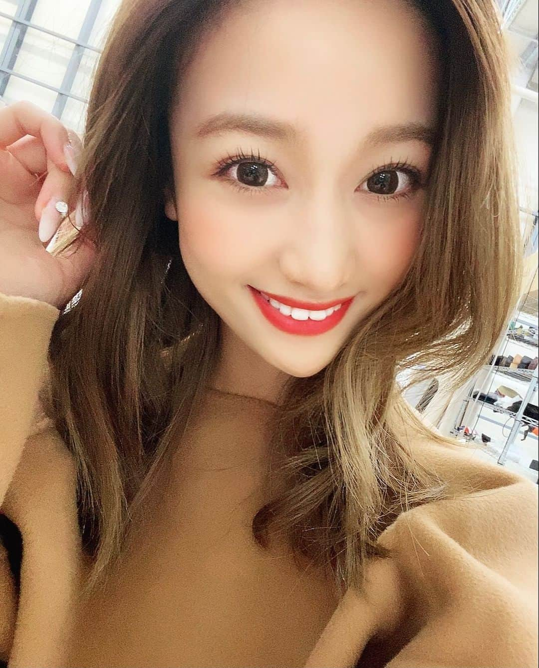 横川ミナのインスタグラム：「この前まで半袖で撮影してたのにもうコートで撮影🧥✨ 私の大好きな季節になりました💖🎅」