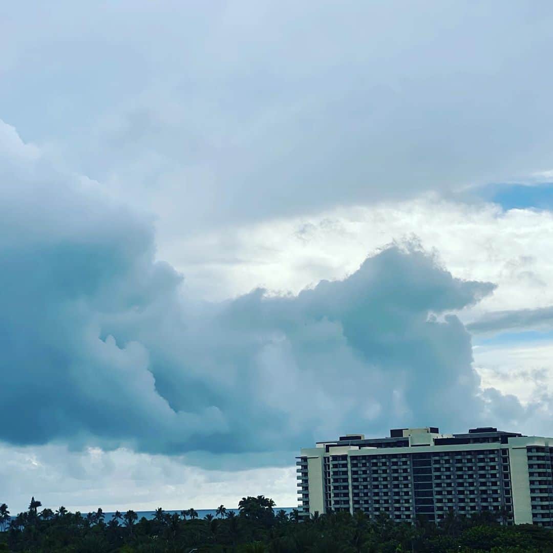 和央ようかさんのインスタグラム写真 - (和央ようかInstagram)「Can u see the dog 🐕 in the cloud☁️ ??   雲の中に犬、見えない？🐕☁️  #takakoworldstylin🌎 #lifestyle #hawaii #dog #cloud #yokawao #和央ようか#dogcloud」10月19日 14時39分 - yokawao0215