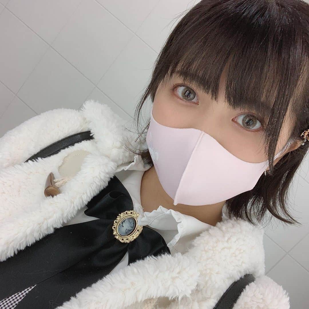 根尾あかりのインスタグラム：「インスタは他撮りをあげよう！って思ってたけどひとり暮らしだし友だち少ないし撮ってもらうのも申し訳なくなる性分で諦めました😂🙇‍♂️💦 更新頑張ります…🥺💭   #ショート #外ハネボブ #セルフアレンジ #カラコン #pienage #fuzzy」