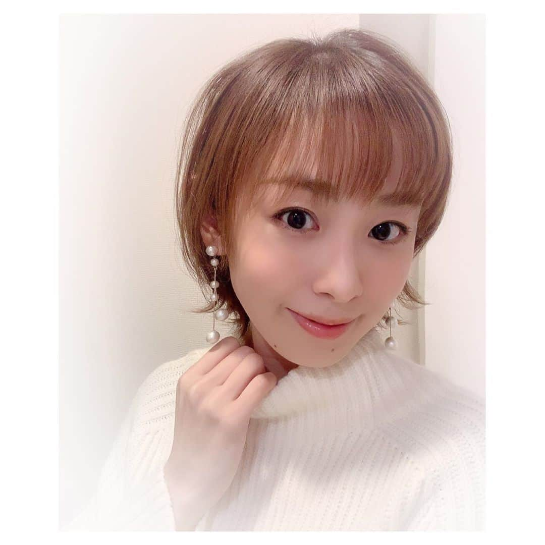 白姫あかりさんのインスタグラム写真 - (白姫あかりInstagram)「. 3日ほど前に髪を切りました💇‍♀️ ショートより少し長め‼️ ふわっと動きが出るようにしてもらいました✨✨ しかし…髪伸びるのが遅い❣️笑 しばらくはこの感じでいきます☺️ @roi_salon の野口さん、ありがとうございました✨✨ . . 髪を短くすると、大ぶりだったり長めのピアスが 欲しくなります🥺 好みのものを探すにも できるだけ外出したくないし、面倒だし😂 まだピアス穴も安定してないので 軽くて負担の少ない素材で手作りしました❤️ なかなか上手くできたと思うのですがどうでしょう☺️笑 . . . #ヘアカット#イメチェン #ショート #外はねショート  #表参道ヘアサロン #南青山ヘアサロン #ハンドメイドピアス #ハンドメイドアクセサリー #コットンパールピアス #ロングピアス」10月19日 14時41分 - akari_shiraki