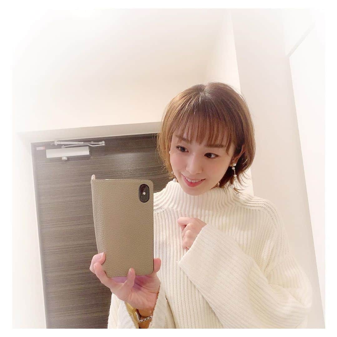 白姫あかりさんのインスタグラム写真 - (白姫あかりInstagram)「. 3日ほど前に髪を切りました💇‍♀️ ショートより少し長め‼️ ふわっと動きが出るようにしてもらいました✨✨ しかし…髪伸びるのが遅い❣️笑 しばらくはこの感じでいきます☺️ @roi_salon の野口さん、ありがとうございました✨✨ . . 髪を短くすると、大ぶりだったり長めのピアスが 欲しくなります🥺 好みのものを探すにも できるだけ外出したくないし、面倒だし😂 まだピアス穴も安定してないので 軽くて負担の少ない素材で手作りしました❤️ なかなか上手くできたと思うのですがどうでしょう☺️笑 . . . #ヘアカット#イメチェン #ショート #外はねショート  #表参道ヘアサロン #南青山ヘアサロン #ハンドメイドピアス #ハンドメイドアクセサリー #コットンパールピアス #ロングピアス」10月19日 14時41分 - akari_shiraki