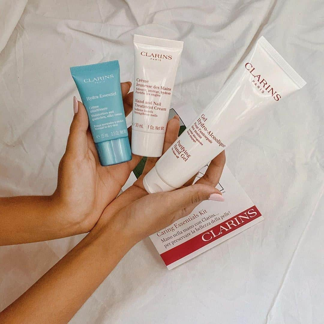 Clarins Italiaさんのインスタグラム写真 - (Clarins ItaliaInstagram)「Mani belle e... protette!⁣ .⁣ .⁣ .⁣ .⁣ .⁣ .⁣ Scopri il cofanetto di protezione essenziale che contiene il gel idroalcolico, perfetto per la detersione profonda delle mani e la crema per avere una pelle sempre morbida e idratata. ⁣ #Clarins #Skincare⁣ ⁣ Pic 📸: @martina__damico」10月19日 14時45分 - clarinsitalia