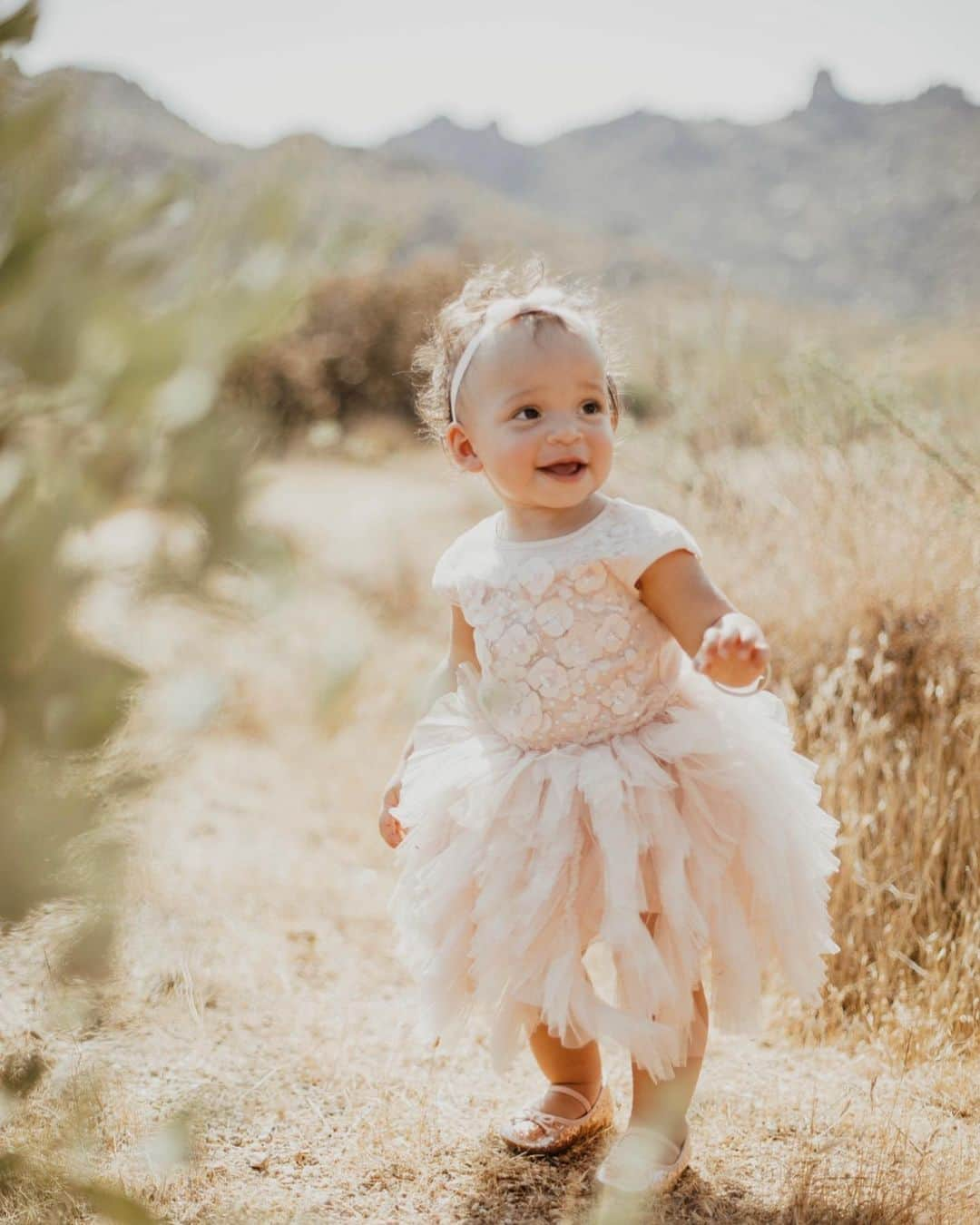 デライノ・デシールズ・ジュニアのインスタグラム：「Milana Jade DeShields 10/18/19 Happy 1st Birthday Baby Girl. ❤️🧡💛💚💙 📸: @janelleetzelphotography」