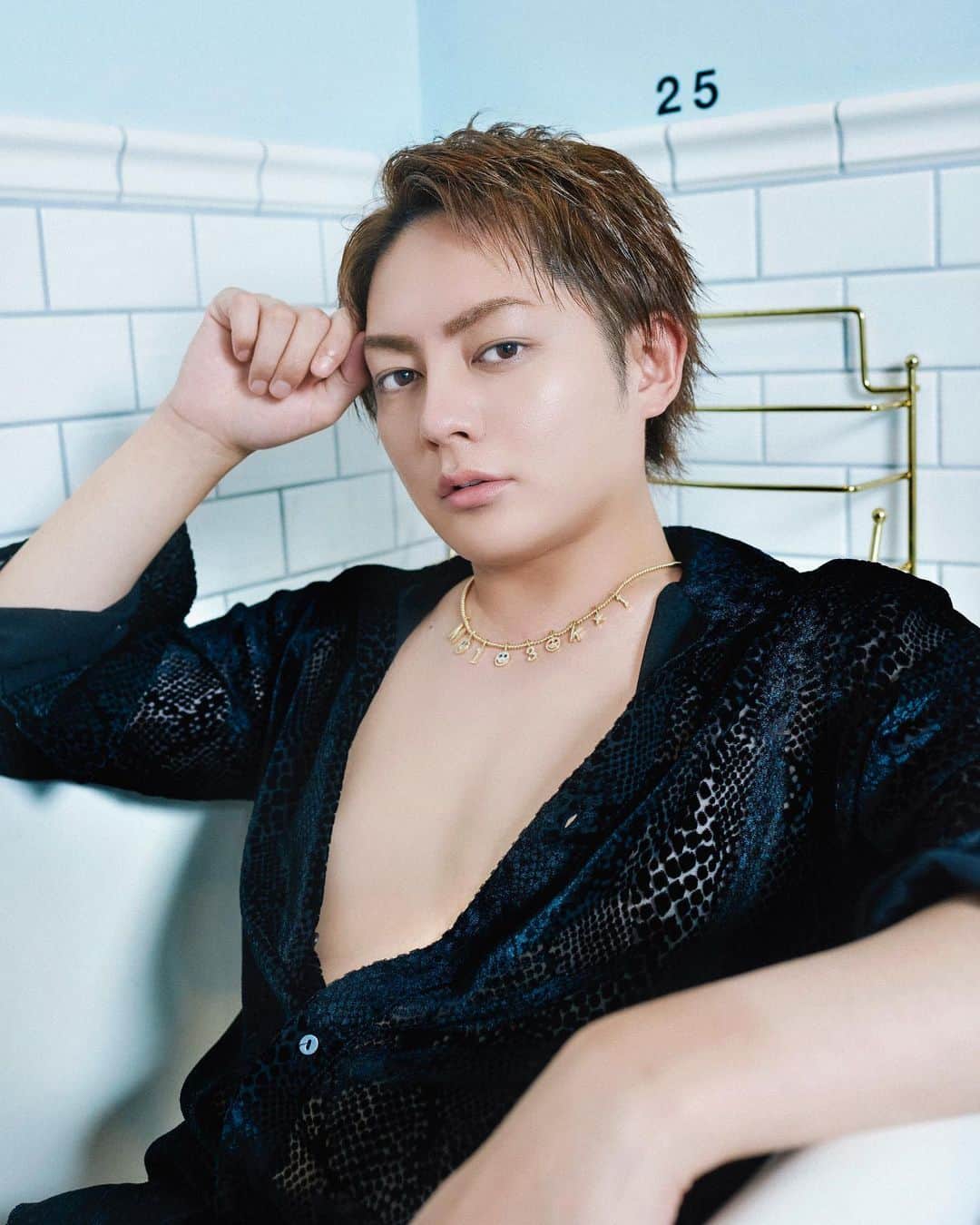 三崎優太さんのインスタグラム写真 - (三崎優太Instagram)「.﻿ 【お金配り毎日カウントダウン】﻿ Count 25﻿ 今週も1週間頑張ろうね！﻿ ﻿ 今日もフォロー＆ストーリータグ付けでランダム抽選！﻿ ﻿ お陰様で、著書「過去は変えられる」が全国の書店さんで品薄になっています。在庫がなくても店員さんに言えば、取り寄せしてくれるので、頼んでみてくださいね。﻿ ﻿ 頑張ろうって思ってもらえる本だと思う。﻿ 必ず読んで欲しい。後悔はさせない。」10月19日 14時48分 - yuta_misaki
