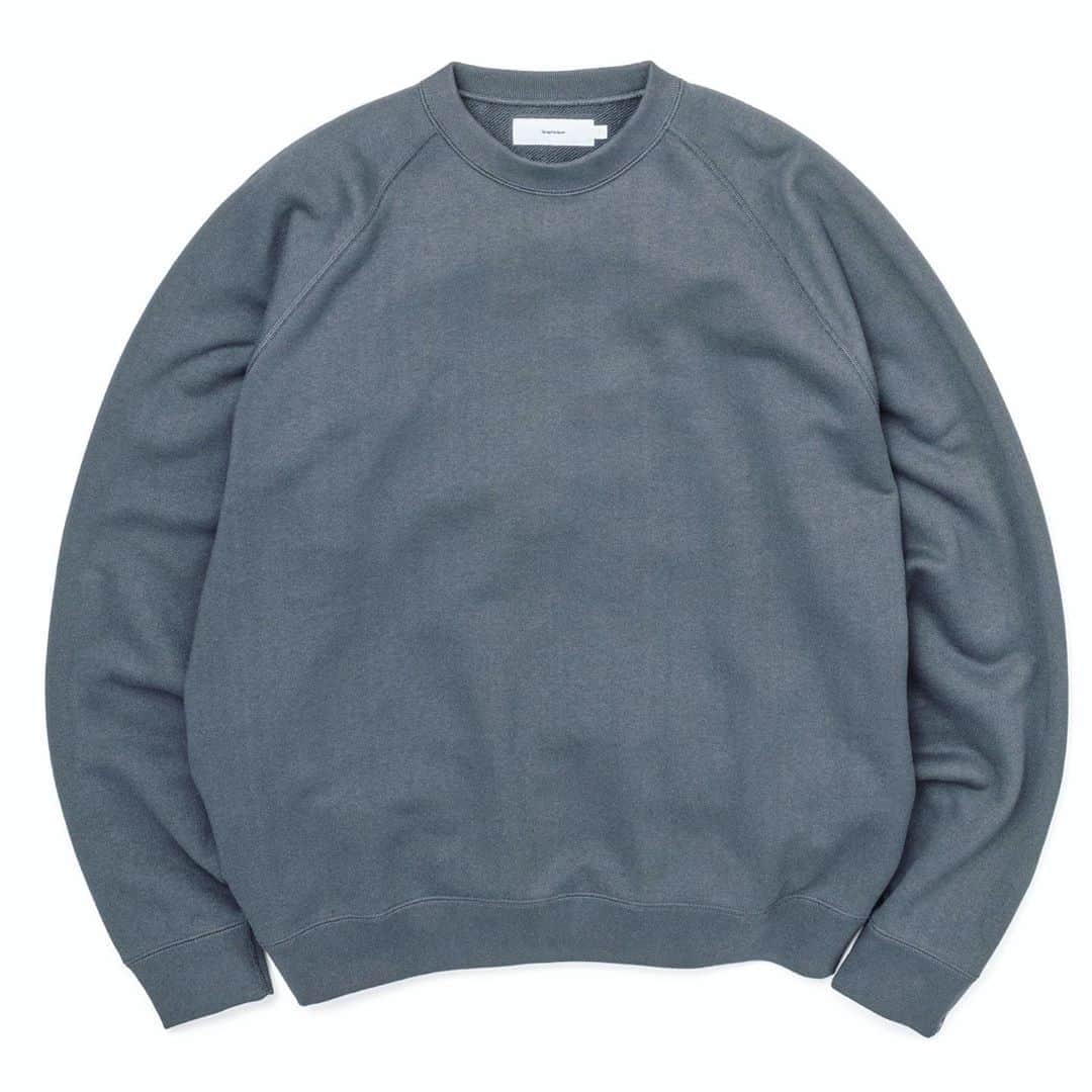 のインスタグラム：「発売したばかりの素敵なスエットとパーカをご紹介！　グラフペーパーとループウィラーのコラボでがばっと着られるメンズもの。旧式の吊編み機で編まれ、ドレープができるような肩のつくりなど着た時のシルエットがキレイ！ ブルーがかったようなグレーとマスタードがかったブラウンの色もきれい。 #雑誌グロー　#スエット　#パーカ　編集h」