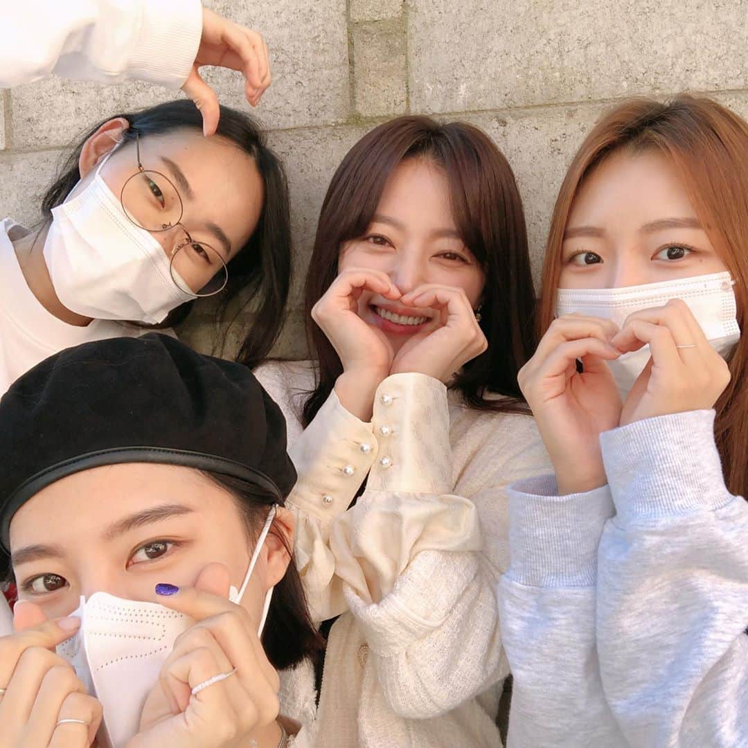 のインスタグラム：「‘서지성’을 함께 고민하고 만들어주고  힘이 되어주고 있는,  소중하고 귀한 나의 사랑둥이들❤️ 고마워! 고마워!! 고마워!!! 나 너희 좋아해 히히☺️❤️  #제발그남자만나지마요」