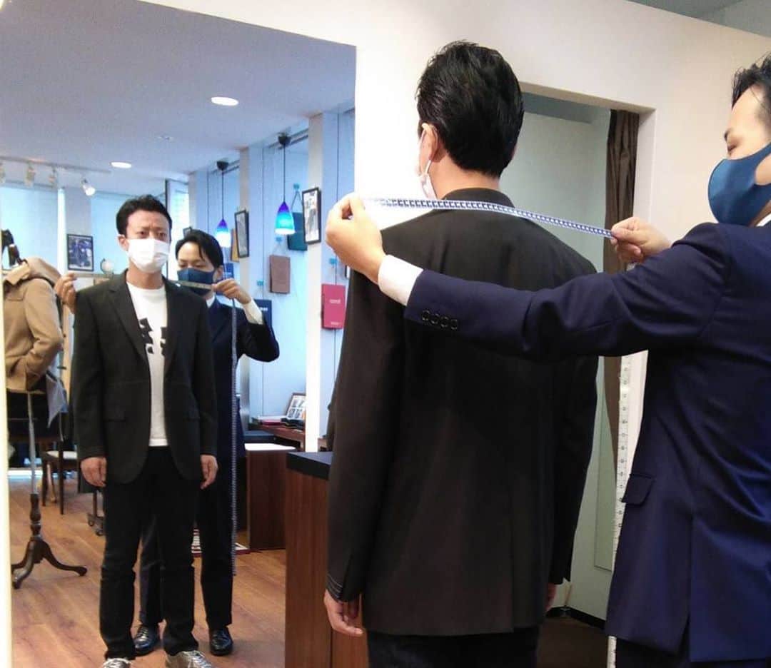 佐藤太一郎さんのインスタグラム写真 - (佐藤太一郎Instagram)「新しい衣装用のスーツを作るために、友達がやってる麻布テーラーへ。 人検索の時代やなー。 また出来上がったらアップしますね。」10月19日 14時58分 - satotaichiro_shinkigeki