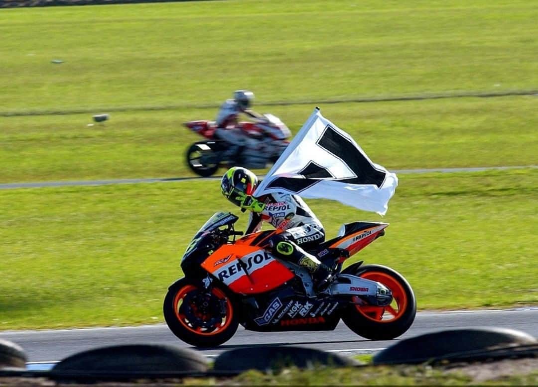 MotoGPさんのインスタグラム写真 - (MotoGPInstagram)「#OnThisDay in 2003 @ValeYellow46 took an EPIC #AustralianGP 🇦🇺 win after getting 10 seconds penalty! 😱 #VR46 #MotoGP」10月19日 15時00分 - motogp