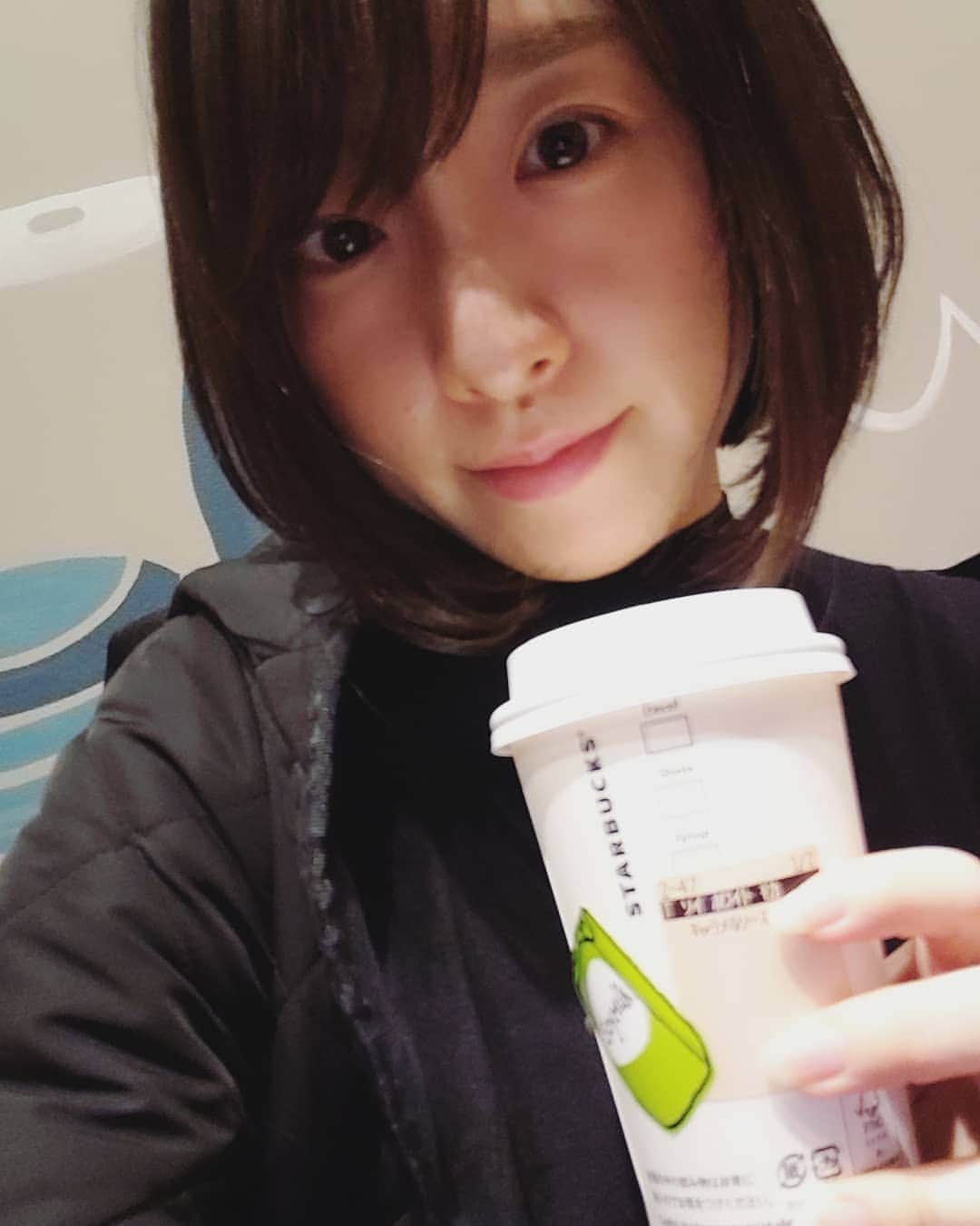 葉山いくみのインスタグラム：「うまい☕  アップしたものの、この写真顔こわかったわ」