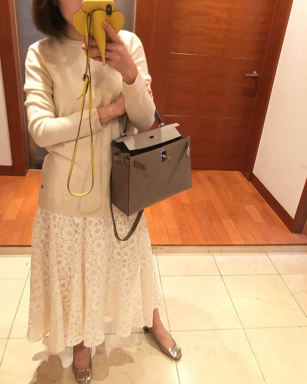髙田麻紀子のインスタグラム：「❤︎ . ニット&バッグ#HERMES スカート#chloe パンプス#rogervivier  . #instagood #instagram #instalike #fashion #ootd」
