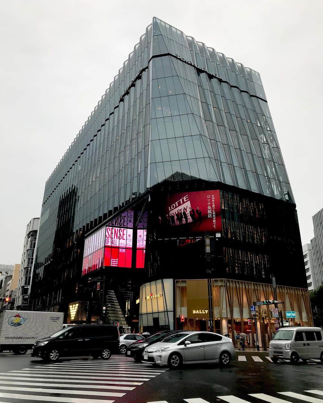 森澤祐介のインスタグラム：「. 改めて、銀座という場所は特別な場所だと実感しています。  今日は東急プラザ銀座で打ち合わせをさせていただきました。 12月のクリスマスシーズンに期間限定で出店します。 「いよいよきたぞ！！」 そんな心境です。 #drentychocolate #ドレンティチョコレート」