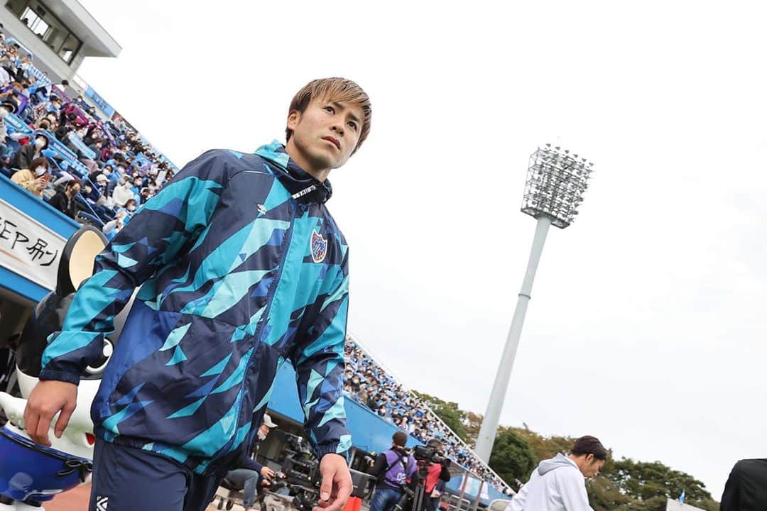 小川諒也のインスタグラム：「横浜FC戦 応援ありがとうございました。 アウェーでもみんながいること心強かったです また次に向けて準備していきます。 #fctokyo #小川諒也」