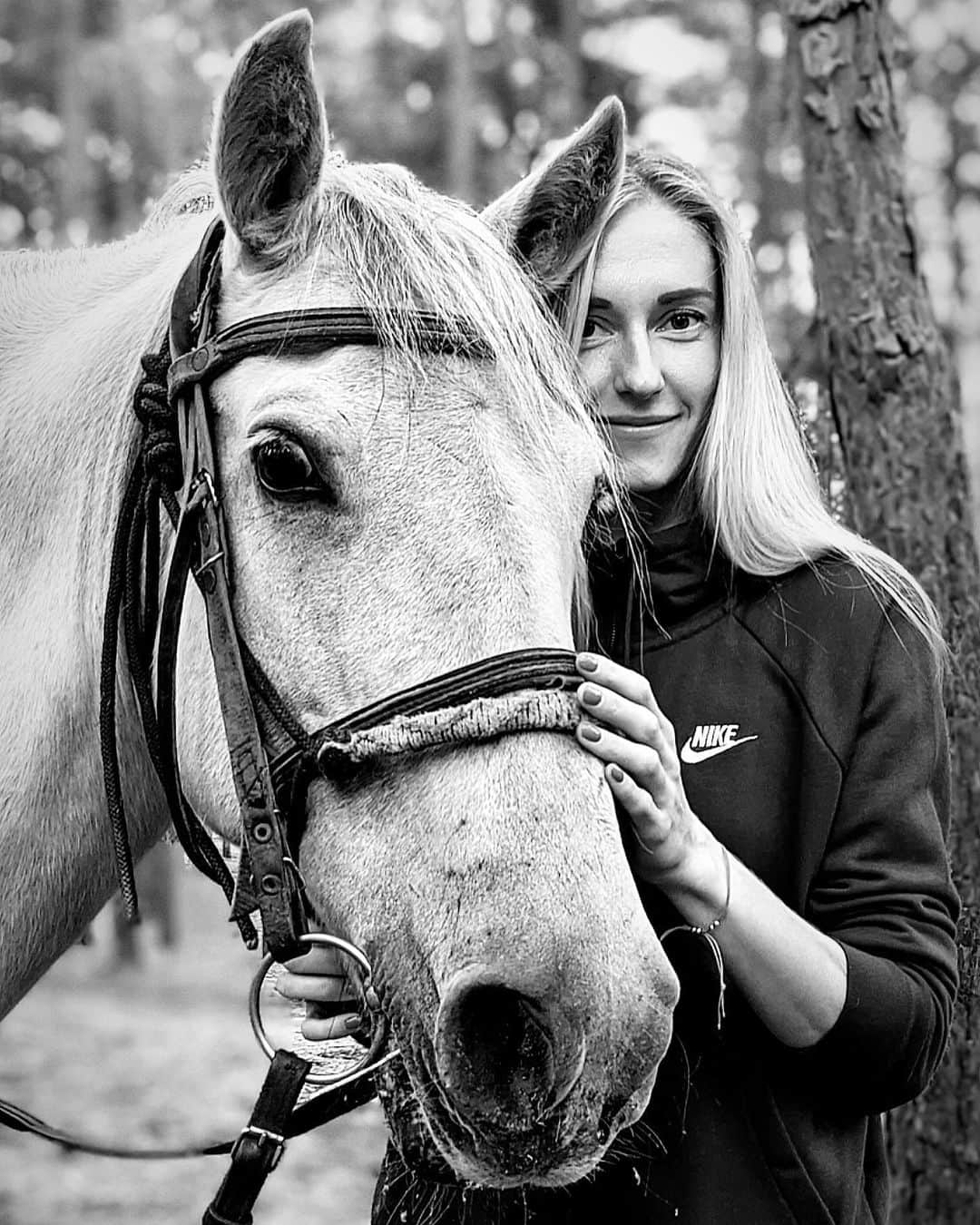 アンナ・リシコヴァさんのインスタグラム写真 - (アンナ・リシコヴァInstagram)「Caught the moment🤍🖤How do you feel about B&W image?   #bwportrait #bwphoto #horse #beautycreature #justsimple #horsebeauty」10月19日 15時05分 - anna_ryzhykova
