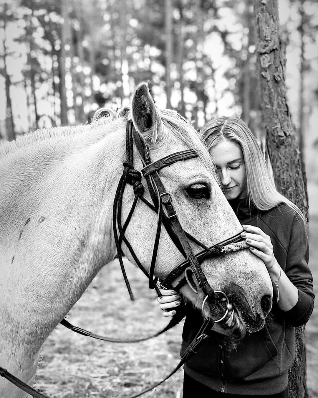 アンナ・リシコヴァさんのインスタグラム写真 - (アンナ・リシコヴァInstagram)「Caught the moment🤍🖤How do you feel about B&W image?   #bwportrait #bwphoto #horse #beautycreature #justsimple #horsebeauty」10月19日 15時05分 - anna_ryzhykova