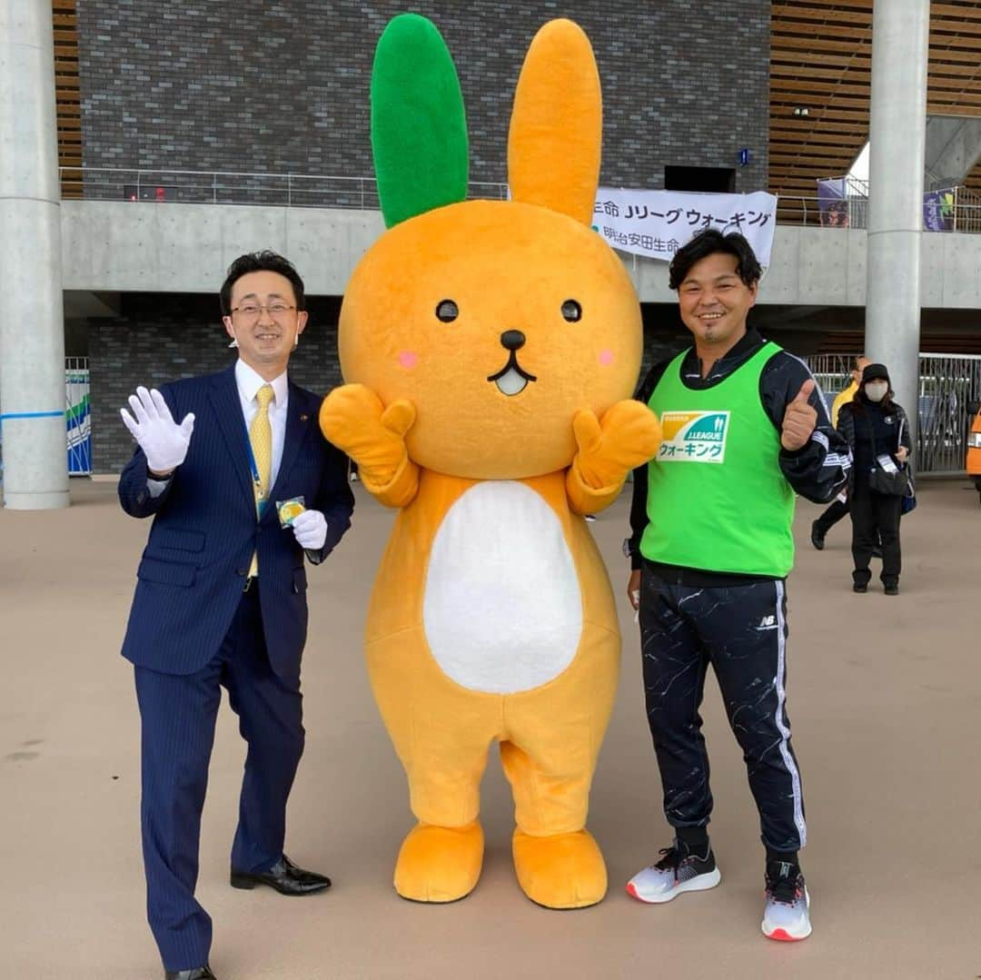 城彰二さんのインスタグラム写真 - (城彰二Instagram)「明治安田生命　Jリーグウォーキング イベントに参加しました🦶 少し寒かったですが、楽しいイベントでした❗️ 青森市長の小野寺あきひこさんと一緒に📷 実は、同い年なんです❗️ とても気さくで良い方です‼️ また青森にお邪魔します✈️  #Jリーグ #青森市長 #城彰二 #ウォーキング」10月19日 15時21分 - shoji.jo.official