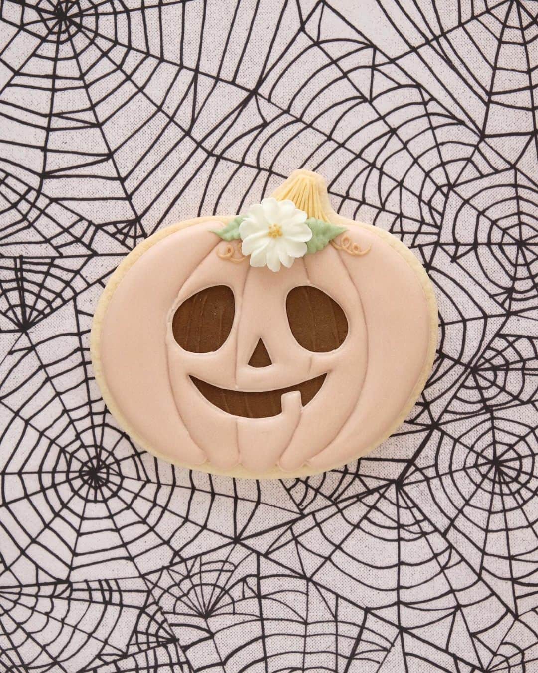 KUNIKAのインスタグラム：「Jack-o'-lantern cookie!🎃﻿ Halloween is coming🍭🍬🍫﻿ ﻿ 本日オリジナルタイルとWood frameの発送が完了しました。﻿ ご注文頂いていたお客様、大変お待たせ致しました🙇‍♂️﻿ ぜひ飾って頂けたら嬉しいです！﻿ ﻿ #artofkunika」