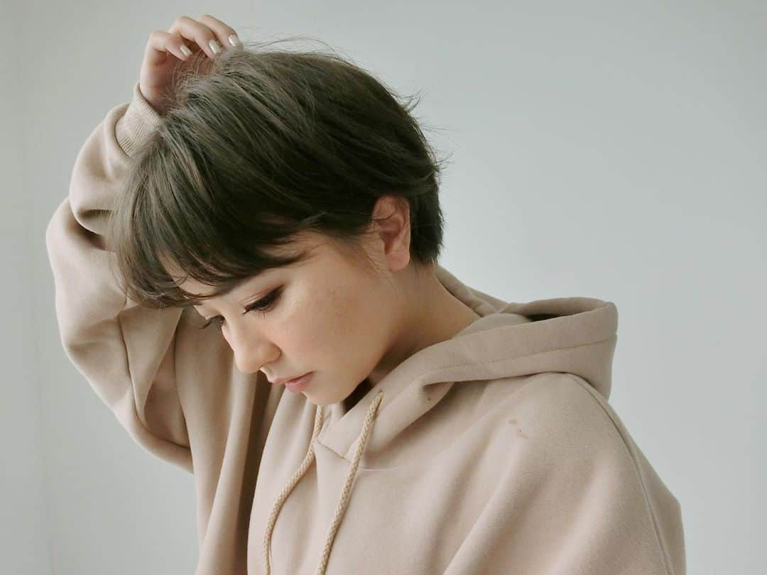 のインスタグラム：「@libecka_ ...🤎🤎🤎 ㅤㅤㅤㅤㅤㅤㅤㅤㅤㅤㅤㅤㅤ  #instagram  #ヘアカット  #japan  #メイク  #YouTube  #cosmetics #love #me #makeup  #fashion #メイク動画  #メイク #コスメ #shii_code🌹 🌹#Libecka #libeckabyshii #youtuber #youtube #アッシュカラー #ヘアアレンジ #hairStyle #ヘアカラー  #プチプラコーデ #低身長コーデ #低身長ファッション　#ショートヘア #ハンサムショート #マッシュショート #libeckabyshii #パーカー」