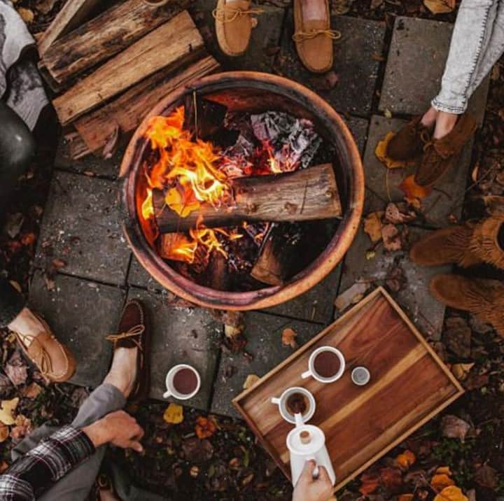 L.L.Beanさんのインスタグラム写真 - (L.L.BeanInstagram)「This fall, take comfort in campfires, warm drinks and the coziest slippers ever. #BeanOutsider (📷: @meredithmorris_life)」10月19日 6時29分 - llbean