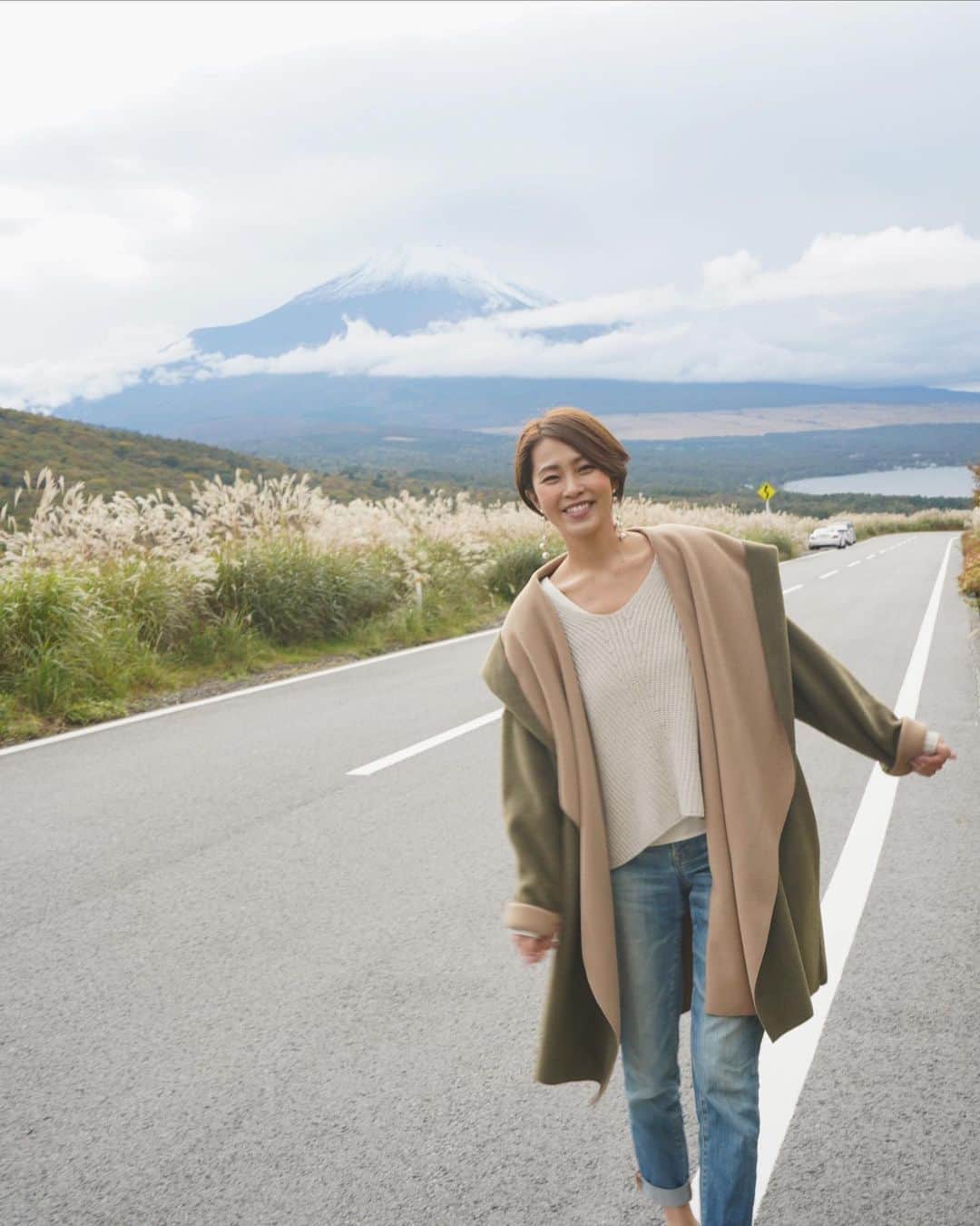 坂元美香さんのインスタグラム写真 - (坂元美香Instagram)「おはよー  昨日は山中湖パノラマ台から少し上の方にお散歩。 こんな道路があるんだけどね、 ここ、とっても気持ち良いの😌  大好きなススキが永遠に広がっていて 視界が開けて富士山もすごく綺麗に見えて。  三脚立てて一日中撮影されてる方も多く いつかわたしもタイムラプスで 夕陽の数時間を撮り続けてみたい😌  そういえば昨日、コメントやDMで 質問いただいたこのアウターですが、 ラウンジドレス @loungedress の フリースガウンです🧥 金曜日の病院帰りにあまりに寒くて 恵比寿のアトレで買って そのまま着て帰ってきたの🤣  中のニットは @noble.jp  デニムは @gap_jp  スニーカーは @onitsukatigerjp  そして @merrymerry_2010 のピアスね🤍  富士山投稿おわり。  #富士山 #山中湖 #富士山大好き #ラウンジドレス」10月19日 6時42分 - mika_saka
