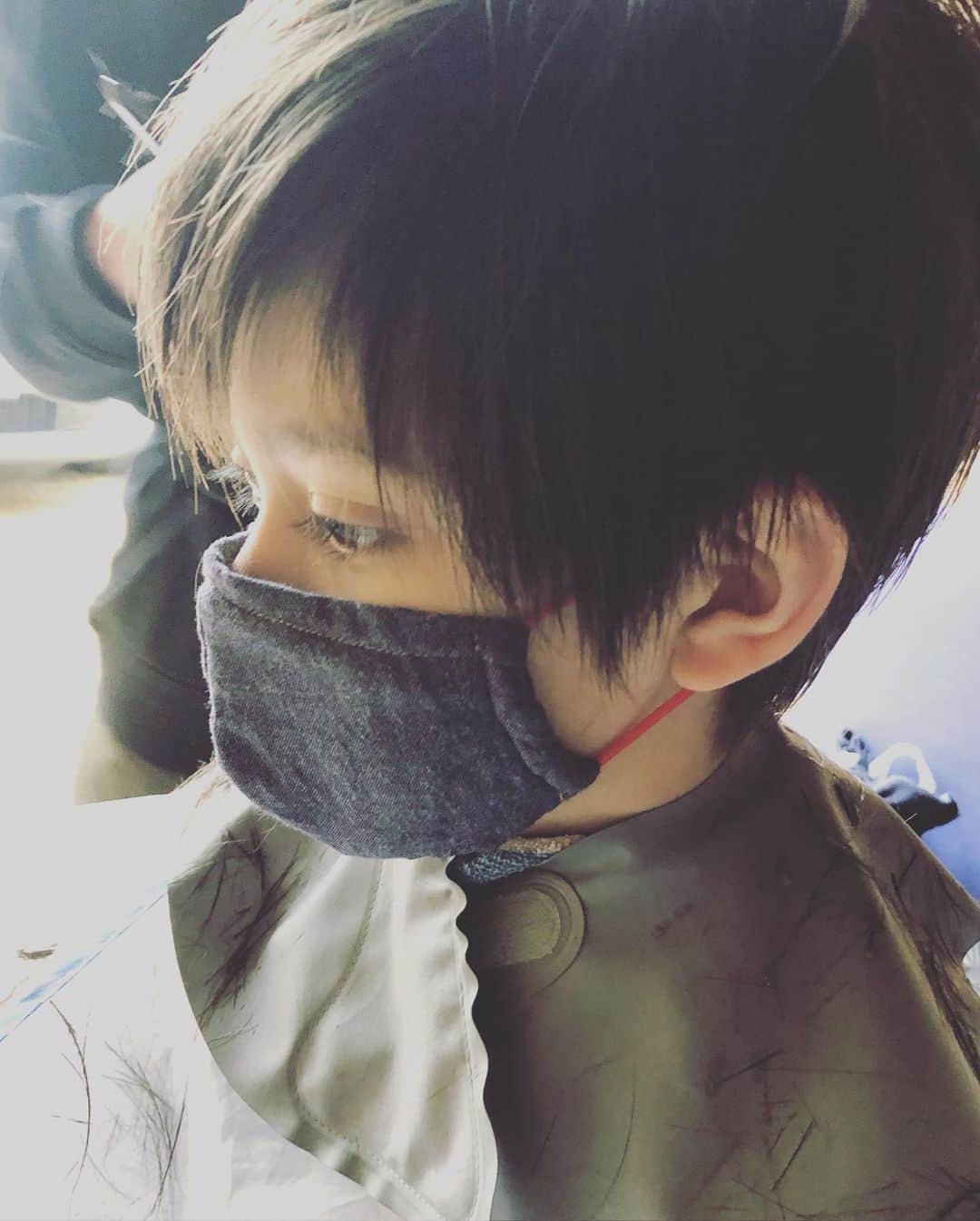 Hyuさんのインスタグラム写真 - (HyuInstagram)「またロックダウンするかもしれないので今のうちに美容師さんに来てもらってヘアカット💈 . . . . #イギリス暮らし　#もうロックダウンはやだ  #ヘアカット　#メンズカット  #サロモ　#ハーフモデル　#日英ハーフ　#ハーフ男子　#レプロ　#Hyu」10月19日 6時55分 - ___h_y_u___