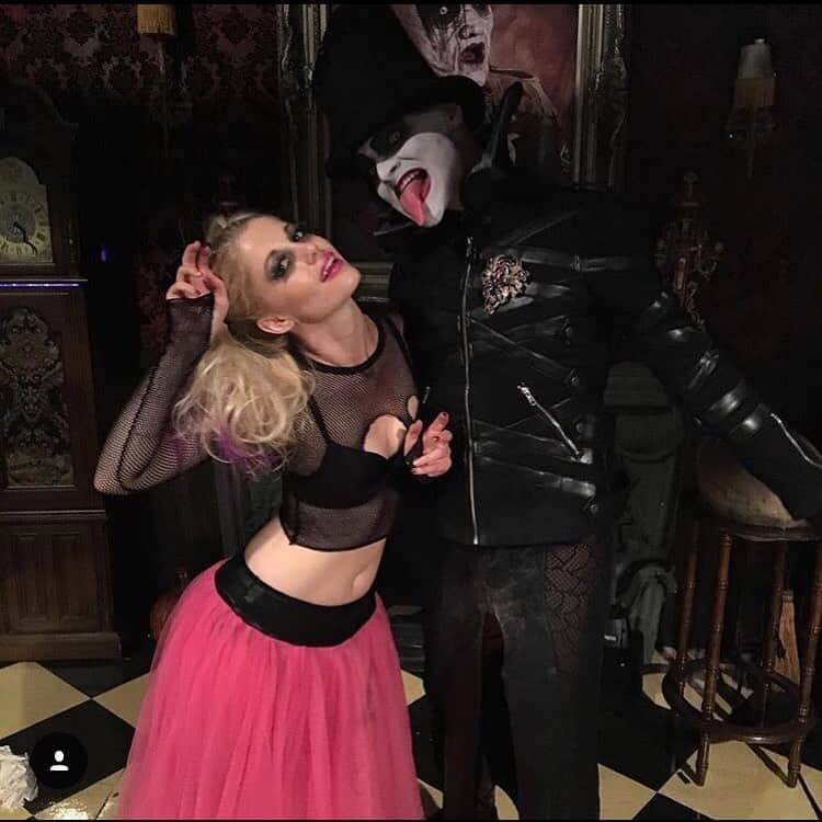 Charlotte Stokelyさんのインスタグラム写真 - (Charlotte StokelyInstagram)「When Stokely met the Ghoul Master #spooky #charlottestokely #ghoulpoppa」10月19日 6時50分 - charlottestokely