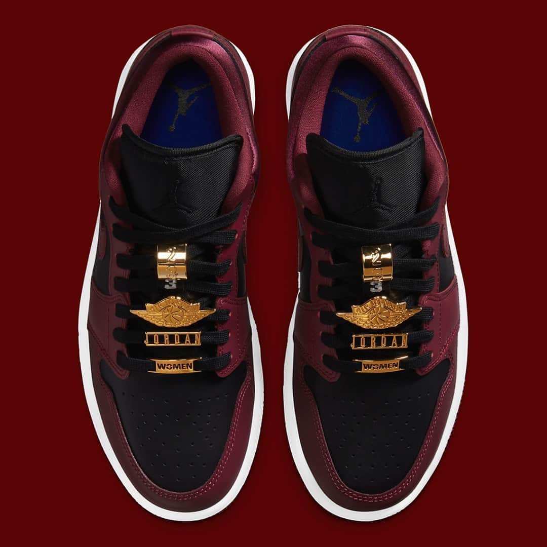 Sneaker Newsさんのインスタグラム写真 - (Sneaker NewsInstagram)「@jumpman23 accessories this maroon Air Jordan 1 Low with golden pendants on the laces. Tag someone who definitely needs these! Link in bio for a closer look.」10月19日 7時01分 - sneakernews