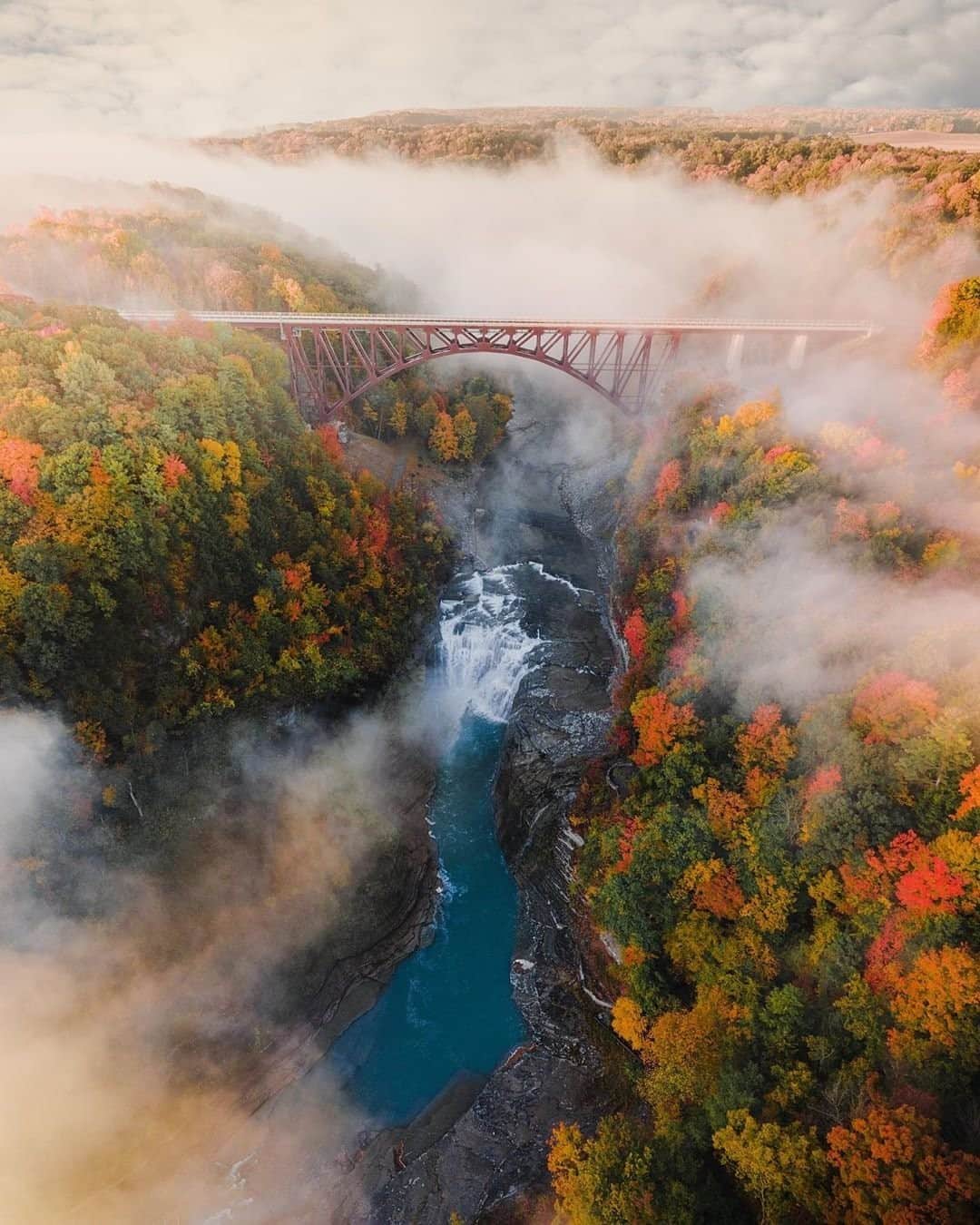 Travel + Leisureさんのインスタグラム写真 - (Travel + LeisureInstagram)「📍 New York State... Mother Nature sure knows how to put on a good show! Where will you be admiring the changing fall colors this year? Let us know below. #tlpicks courtesy of @braybraywoowoo」10月19日 7時10分 - travelandleisure