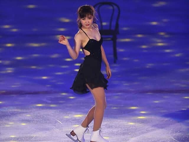 のインスタグラム：「. . . 今日はまた氷の上の佳菜子 これは…バーレスクの曲を自分で 振り付けしたやつ☺️💕 . . . #1日1投稿  #バーレスク #アイスショー #ショー #show #iceshow #スケー#フィギュアスケート #村上佳菜子 #kanakomurakami #figureskater #figureskating」
