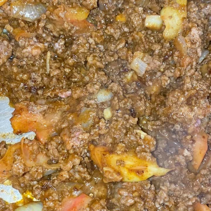 ケリスのインスタグラム：「So simple but so good . Grass fed locally raise ground beef , heirloom tomatoes, onion , garlic , smoked chipotle molasses seasoning from next weeks GOLD MINE BOX AND PUMPKIN. It's spicy, it's Smokey , it's nutty and sweet . Delicious!」