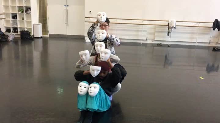 のインスタグラム：「just sitting at home thinking about process and how long it takes/how wonderful it is to realise a vision. thank you to everyone who came to see magdalene, i am so proud of her and miss performing for you so much. here is a rehearsal video of me jordan and theo trying to figure out some shapes. jordan actually was helping produce the show and i had to rope him into doing this haha x」
