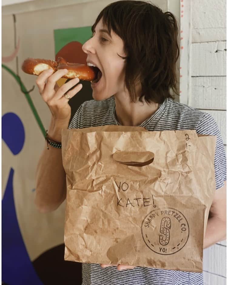 キャサリン・メーニッヒのインスタグラム：「A little taste of home @shappyshaps」
