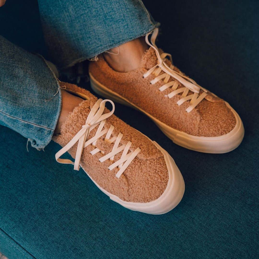 のインスタグラム：「Say 👋 to our coziest sneaker yet – the Gallery Blonde.   Wrapped in super soft, vegan faux shearling, these are sure to give you all the warm and fuzzies this fall. See stories for more.」