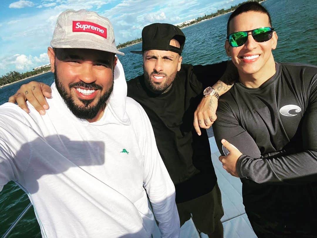 ダディー・ヤンキーのインスタグラム：「Las experiencias nos han dado las mejores lecciones de vida para seguir adelante año tras año; y seguimos aprendiendo! #Repost @nickyjam ・・・ Muchos años. Y aquí seguimos @daddyyankee  @pinarecords1」