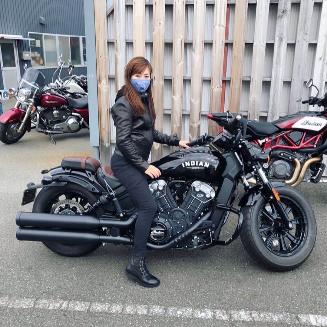 吉永愛さんのインスタグラム写真 - (吉永愛Instagram)「皆さんになんで大型バイク取ったのーって、聞かれます！それは、旦那様がもう30年以上ハーレーライダー🏍（今じゃ新車もビンテージになってる🤣） いつかは、ハーレーに乗りたいと思ってて…娘も大学生になるし…また、湘南に移り住んだことが後押し！海辺を走りたーいと教習所へ🏍 でも、バイクを見にいってる間に 悩み出してしまい、、 色々、試乗してみて…もっと、悩み出して、、 乗りたいバイクの試乗はないものの、バイクの特徴は何となくわかりました！ 旦那様も昔のハーレーと今のハーレーのエンジンが違うから、別にハーレーにこだわってなくて、好きなんにし！と。 見た目が大好きなのは、トライアンフのボンネビルのマット、、でも、マットが在庫がなくブラックはある。 乗ってみるとエンジンが上にあるので他のに比べて安定感がない。 足はちゃんとつくようにカスタムかな。1番難しいと思った！ インディアンは、めっちゃ乗りやすかった！scoutのブルーがいいかな！ ハーレーは、アクセル使いが楽しかった！フォーティーエイトスペシャルね！ さあ、どうしようかなー  #試乗 #バイク選び  #初心者  #インディアン #トライアンフ #ハーレーダビッドソン  #大型二輪 #ど緊張 #バイク  #バイク女子 #女性ライダー #女性ライダーと繋がりたい  #バイク好きな人と繋がりたい  #ママモデル #bike #アラフィフ   #女子ライダー」10月19日 7時52分 - a.i.yy