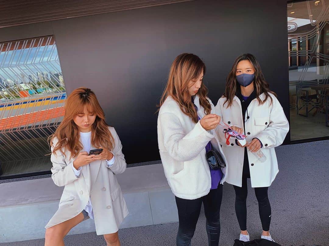 のインスタグラム：「イベントとオンエアと撮影、収録系がギュっと詰まっていて濃かった1週間。 12時間寝たのでもうすっかり元気ですw  昨日の @fitvibes_tokyo dayありがとうございました♡ 写真が全然ないので裏方も全力で動ける愛するギャルたち3ショットを📸 自分の体より大きいスピーカーを運ぶ姿は忘れない。。 #gilsbewild #朝はおにぎり派のギャル #🍙 #豊洲 #tokyosportplayground」