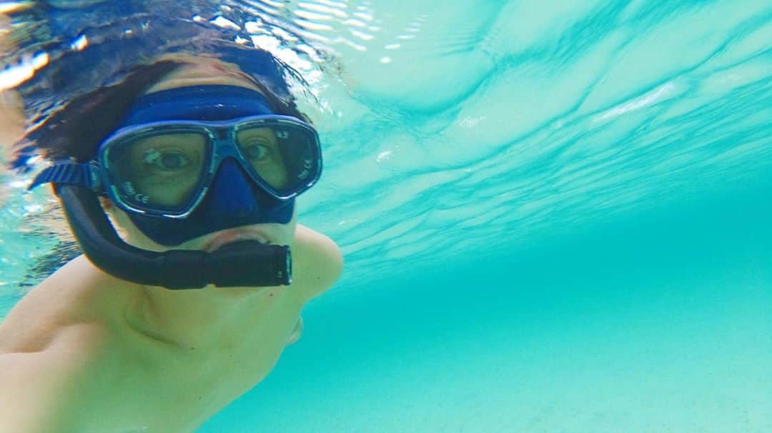 本多洸亮のインスタグラム：「まだ海いける🏖 今日は水中撮影の日🐟 海が綺麗だと泳いでて、時間が過ぎるのが早い🌊 そして夜は爆睡だよね😂  #沖縄 #与那覇前浜ビーチ  #水中撮影 #すぐ遊ぶ」