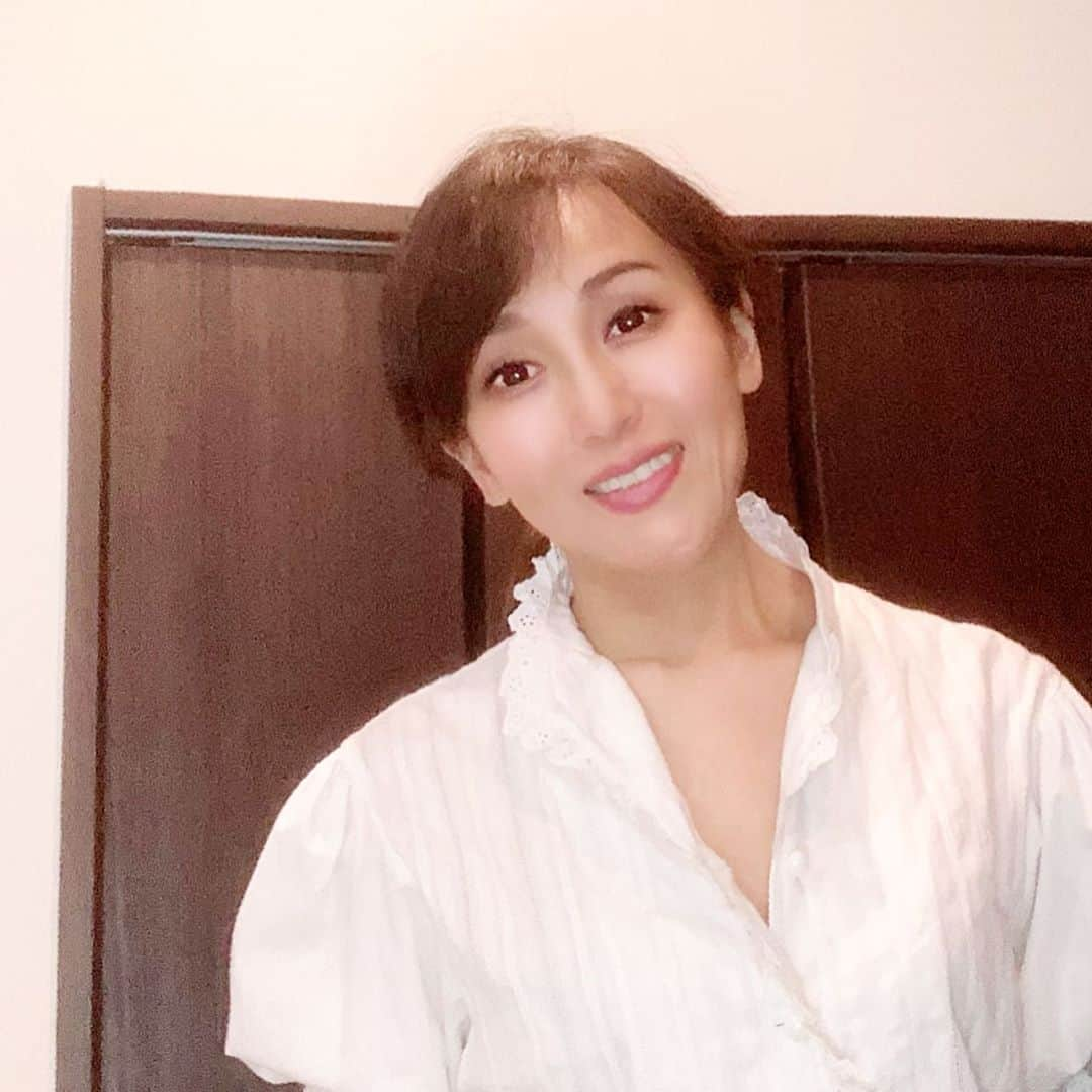 立見里歌さんのインスタグラム写真 - (立見里歌Instagram)「ランキングに入りました。 あなたにありがとう♡ ・ ⚜️「集中保湿ケアキャンペーン」 【キャンペーン販売店】 #むぎごころ　→楽天店、Amazon店、Yahoo店、他 #自然食品ff 広尾店→東京広尾駅すぐ  #特別価格 #数量限定 限定店にて展開 ※無くなり次第終了 ⚜️ #集中保湿ケア  . https://www.la-ipolani.com/ 天然 #ダマスクローズ  の芳醇な香り . 🌹 #イポラニローション #発酵 ローションで無添加 #植物性　 #イポラニ目元口元用クリーム  #幹細胞エキス #ホホバオイル 他多数のリッチな成分　 #目元　#口元　#リップクリーム　#フェイスクリーム　として使えます。 ---------------------- ---------------------- #潤い #敏感肌 ‪#男性 🆗 #baby 🆗 #無添加 #スキンケア  #エイジングケア #美容 ---------------------- ---------------------- 【通常商品販売店】 #自然食品ff  #むぎごころ  #イオンボディ  #アメリカンファーマシー  #pilikai  #女性自身百貨店 #sosiego #felitica」10月19日 8時02分 - riiikaaa15