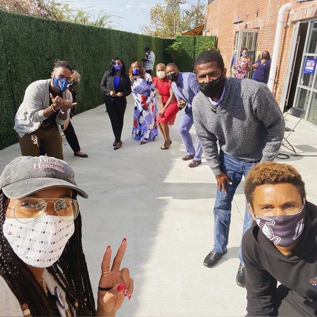 ケリー・ワシントンさんのインスタグラム写真 - (ケリー・ワシントンInstagram)「Holy moly. I love you North Carolina. Yesterday Nnamdi and I met with volunteers canvassing for @joebiden and @kamalaharris, local leaders from @NCDemocrats, local voters, poll workers, and small business owners in the state. I’m soooo inspired by each and every one of you for using your voice and participating in this democracy! And for voting! And especially for voting EARLY. You have the power to save this democracy. For all of us. This election is just so important. Every vote matters. 16 days!!!!! #VoteEarly」10月19日 8時03分 - kerrywashington