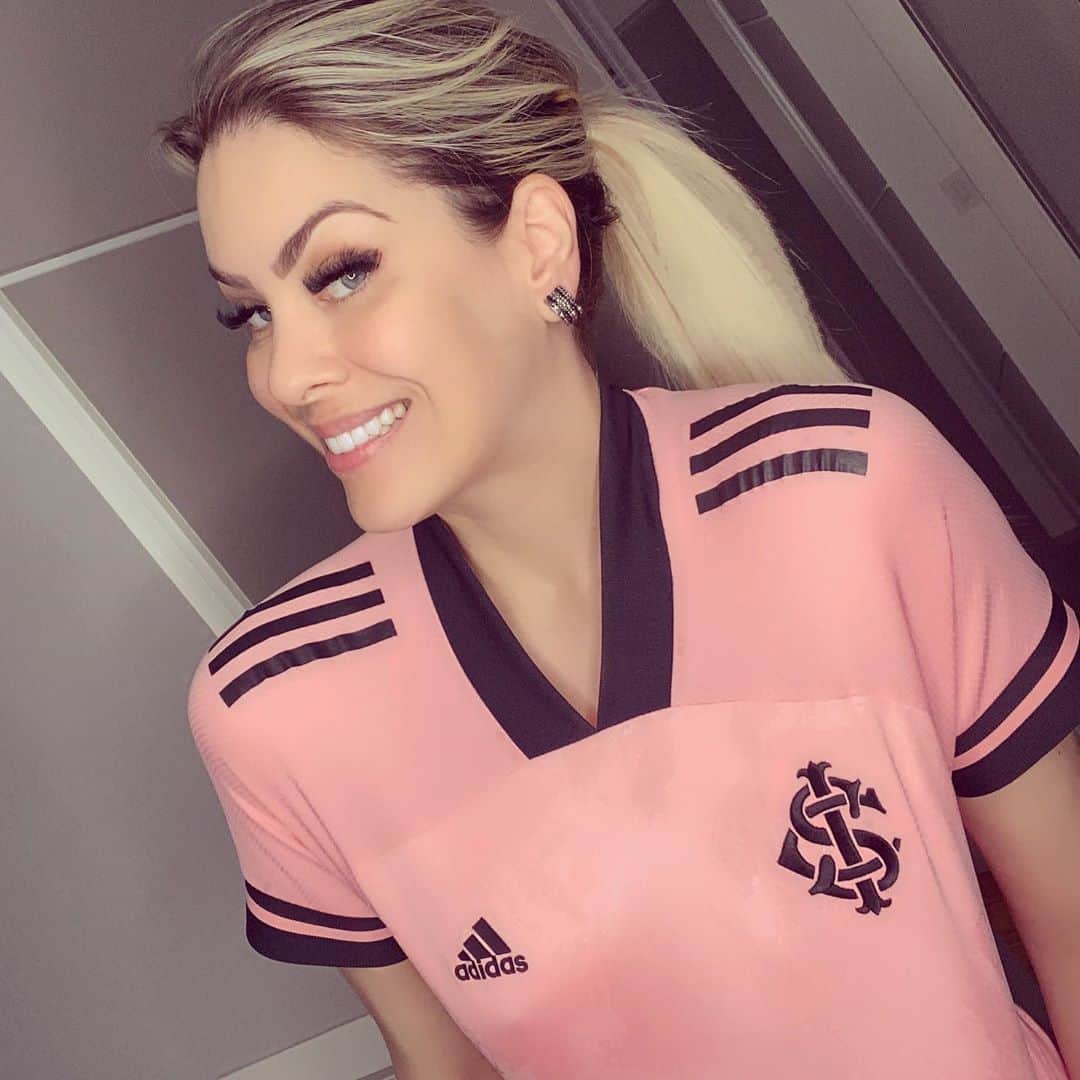 レナータ・ファンのインスタグラム：「Hoje não tem produção visual! Foto simples porque a vitória do @scinternacional vai para a Luta contra o Câncer de Mama! Camisa significativa usada por nossos jogadores e vitória que vale uma liderança provisória! FINAL INTER 2 (@oficialedenilson e @tgalhardo) x 0 VASCO. Bom 1ºT. A 2ª etapa foi de administração. #inter #internacional #colorado #bigfan #torcedora #futebol #fútbol #brasileiro #brasileirão #vamointer #vamovamointer #vamoquevamo」