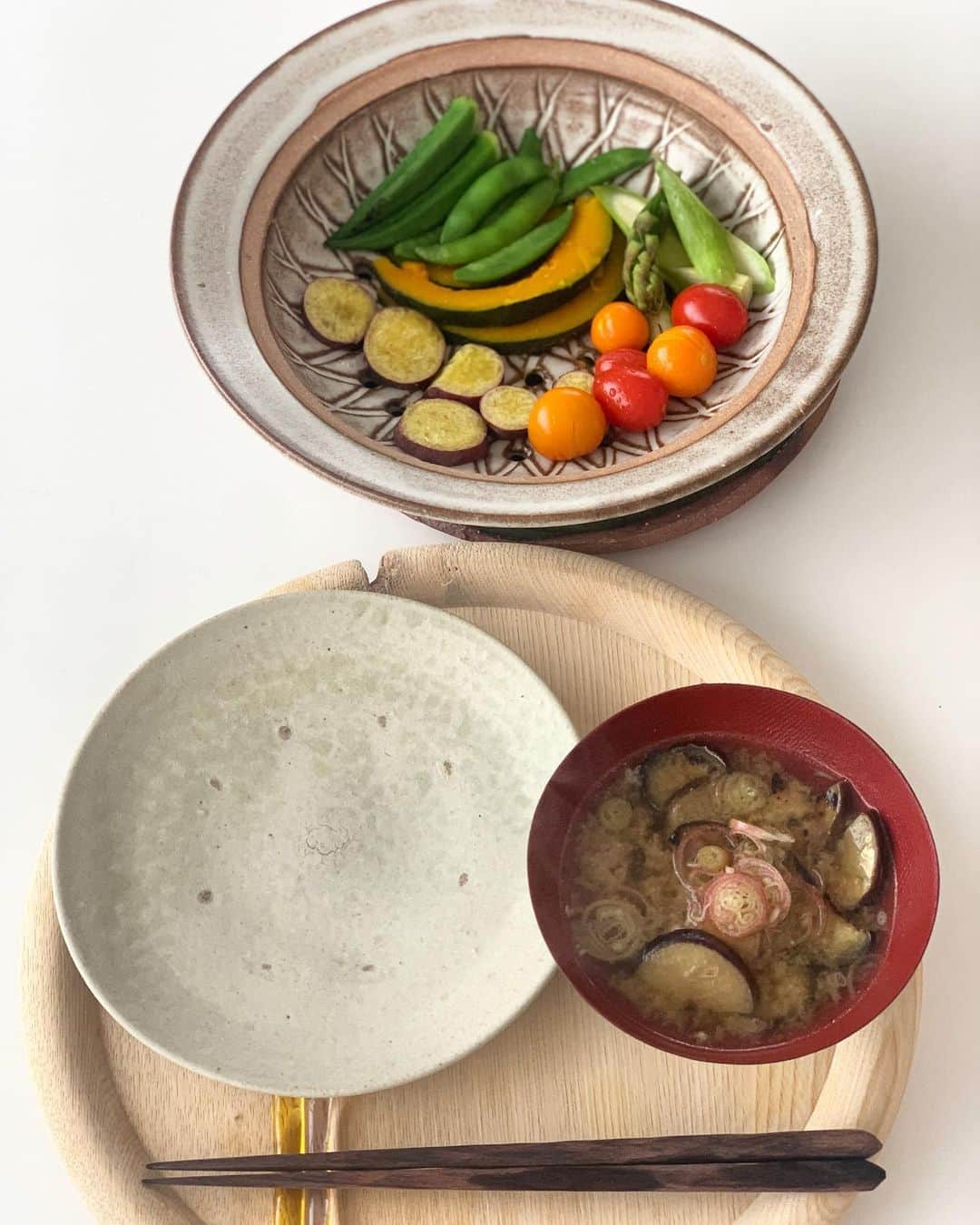 のインスタグラム：「・ ・ 日に日に寒くなる朝 空気がすでに冬のにおい⛄️  冷蔵庫のお野菜をなんでもかんでも 陶器の蒸し器に入れていただくのがマイブーム せいろより時短で最高！  胡麻油と唐辛子でピリ辛に炒めたナスのお味噌汁に ネギ代わりにミョウガ あったまるぅ〜😚  ステキな1週間を ・ ・ #life #蒸し器 #矢筈窯 #青山哲郎」