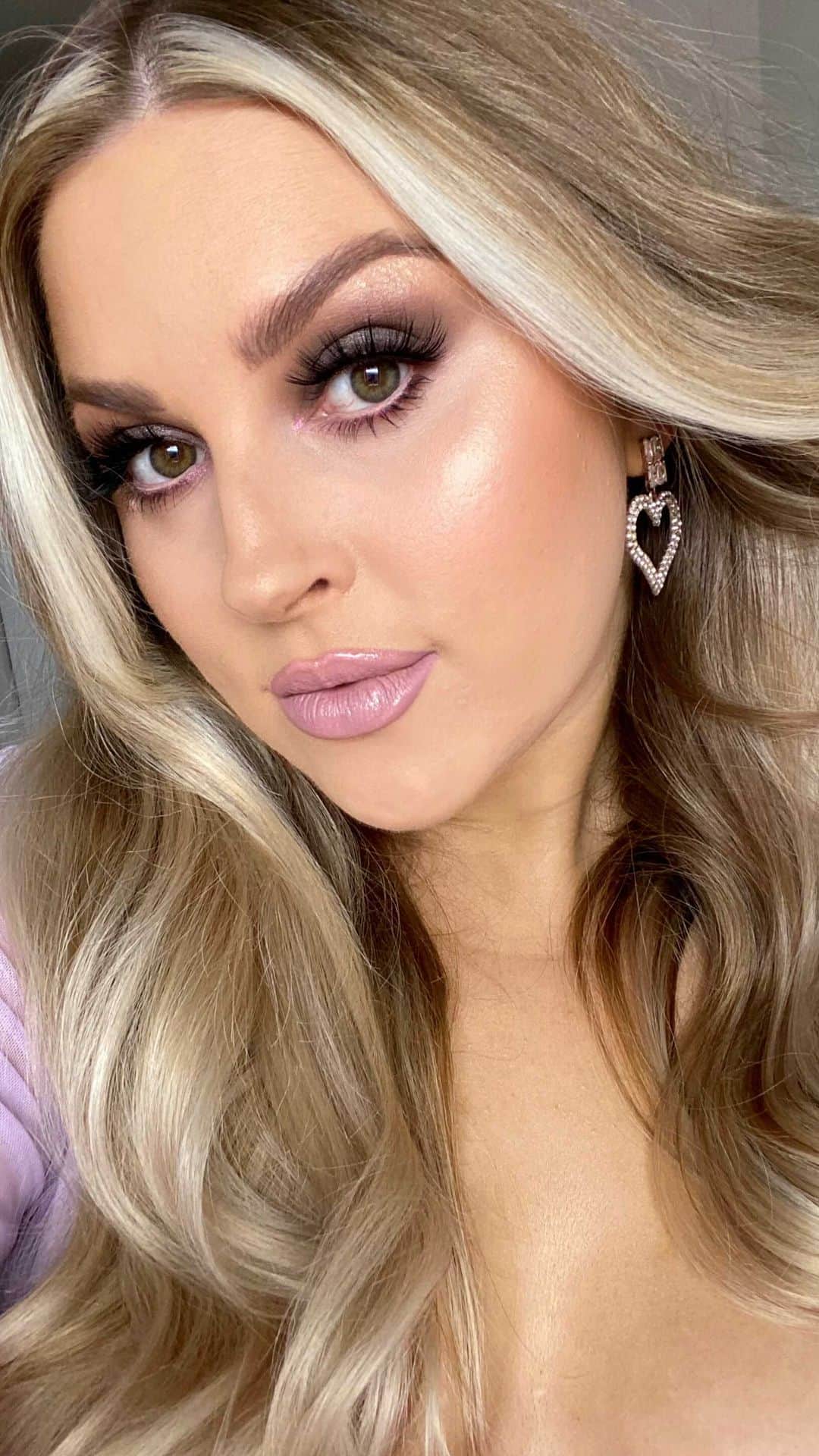 のインスタグラム：「Witchy vibes today 🥰💜 just uploaded this look to my YouTube too btw 💞 I hope you all had a lovely weekend, I went and had my hair and makeup bridal trials done! Are you interested in seeing a vlog of it? 💍」