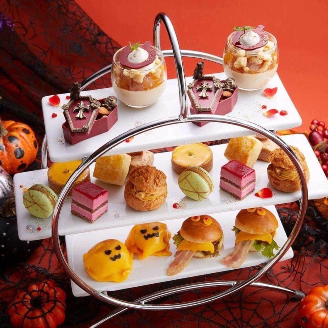 のインスタグラム：「【Go To Eat対象店舗】 Lobby Lounge Fontaine＠水天宮前 ・ 【10月限定★平日×滞在時間無制限】カボチャのタルトやモンスター＆オバケモチーフも！カラフルなハロウィンアフタヌーンティー ・ 陽光あふれる開放的な雰囲気が魅力の「ロビーラウンジ フォンテーヌ」から、10月限定のハロウィンアフタヌーンティーが登場。  カボチャのタルトやリンゴとカラメルのデザート、モンスターバーガーやチキンライスのオバケなど遊び心いっぱいで、思わずワクワクするようなラインナップが魅力的。  こちらは平日の滞在時間無制限プランだから、時間を忘れてゆったりとしたひとときが過ごせるはず。  店名：Lobby Lounge Fontaine／ロイヤルパークホテル（ロビーラウンジ　フォンテーヌ） 住所：	 東京都中央区日本橋蛎殻町2-1-1 ロイヤルパークホテル1F アクセス：東京メトロ半蔵門線「水天宮前駅」4番出口より直結  ★最大10000ポイントもらえる！Go To Eatキャンペーン実施中★ 詳しくは、プロフィールURLより↓ ＠ozmall_restaurant  #ozmall #オズモール #OZグル#レストラン #グルメ #グルメ好きな人と繋がりたい #グルメ#東京グルメ#記念日ランチ#女子会  #ハロウィン#ハロウィンパーティー#ハロウィーン#ハロウィン料理#ハロウィンごはん #ハロウィンメニュー#ハロウィン仕様#ハロウィンスイーツ#ハロウィン限定#ハロウィンイベント #アフタヌーンティー#アフタヌーンティールーム#アフタヌーンティーセット#アフタヌーンティー部 #アフタヌーンティー巡り#ハロウィンアフタヌーンティー#ヌン活 #スイーツ好きな人と繋がりたい#スイーツテロ#スイーツ大好き」