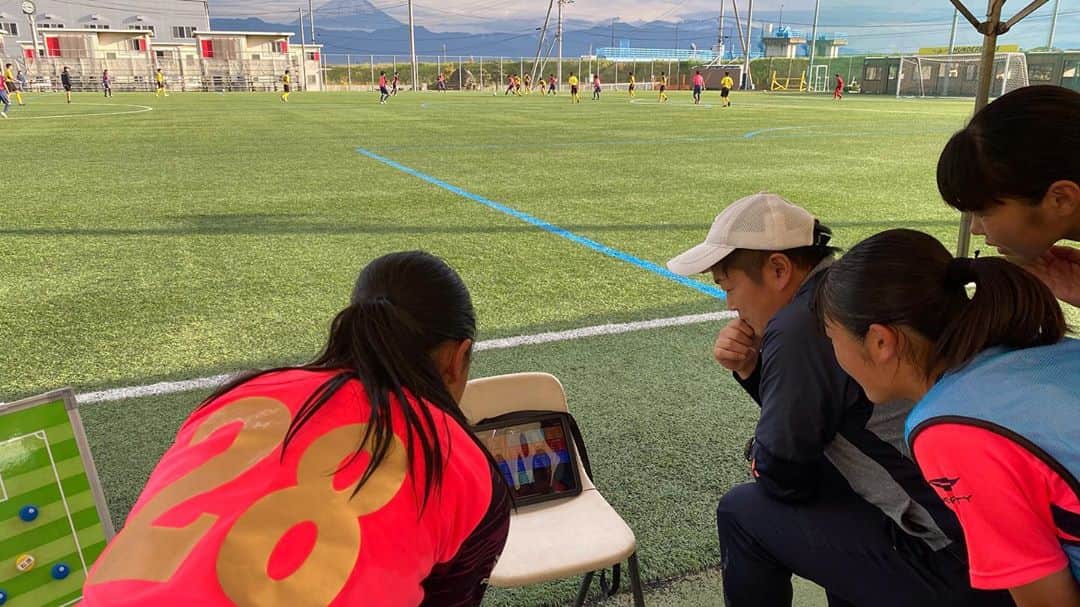 東京スポーツ・レクリエーション専門学校さんのインスタグラム写真 - (東京スポーツ・レクリエーション専門学校Instagram)「＼🏃🏻‍♀️トレーナー✖️テクノロジー🤖／ スポーツパフォーマンスを計測する「Knows」で日本航空高校女子サッカー部のトレーニングマッチを計測させていただきました✈️⚽️ ・ 今回参加の学生たちは全員サッカー経験者ということもあり、実際のプレーの様子とデータから見えることを絡めて色々考察し、終わってからはチームのスタッフの方とも意見交換させていただきました🙏 ・ 選手たちも自分の走行距離やランニングパフォーマンス、仲間の活動量が可視化されることに興味津々で色々質問してくれました😊 ・ 機会を作ってまた計測させてもらいたいと思います❗️ ・ #東京スポーツレクリエーション専門学校  #TSRトレーナー#スポーツトレーナー  #Knows #女子サッカー#女子サッカー部 #女子サッカーを応援 #部活 #ブカツ #部活生を応援 #アスレティックトレーナー #フィジカルトレーナー #全国高校女子サッカー選手権 #日本航空高校山梨キャンパス  #日本航空高校女子サッカー部  #高3 #高校生最後の冬 #football #footballgirl #athletictrainer #sportsbusiness #sportsassistyou」10月19日 8時24分 - jikeitsr