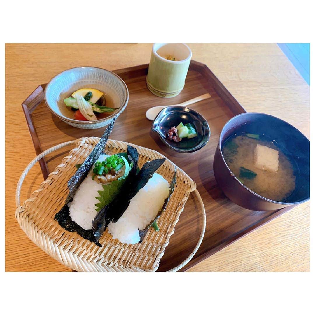 李ヒャンさんのインスタグラム写真 - (李ヒャンInstagram)「gm☻ こんな朝食が理想です😚 これは福岡に行った際に寄ったお塩屋さん @mataichinoshio が営んでいるカフェで食べたランチ。 日替りの好きな具を選んだおにぎりと塩むすびのセット。 私の塩むすびの概念を覆した絶品塩むすび🍙 正直今まで具のないおにぎりなんて、、って思ってきたから塩むすびを選択することなんぞ恐らく一度もなかった😂 がしかーし。 お米の炊き加減、塩と海苔のバランスが奏でるハーモーニー(←彦摩呂みたいに言いたいだけw)が絶妙に合わさった塩むすびは具ありなんかより最高の贅沢なおにぎりです。 一口食べた瞬間美味しすぎて、美味しー！！を100回は言ったww って事でショップにておにぎり用のお塩を買ってきて最近はもっぱら塩むすびブームでございます。 ここ数年はとんかつやサラダも塩派なので、ハーブ塩、ゴマ塩も購入しました。 お店の雰囲気もとっても素敵な空間なの。 福岡行ったらまた絶対に行きたいお店になりました♡ 骨折した時に色々お世話になり今のリハビリの先生を紹介してくださった九州のドンwにもお礼のご挨拶をやっとできて良かった。 またゆっくり福岡行きたいなー。 やっぱり九州だいすきー😘 #trip #instatravel #福岡グルメ #糸島グルメ #ilovekyushu」10月19日 8時36分 - 73hyang