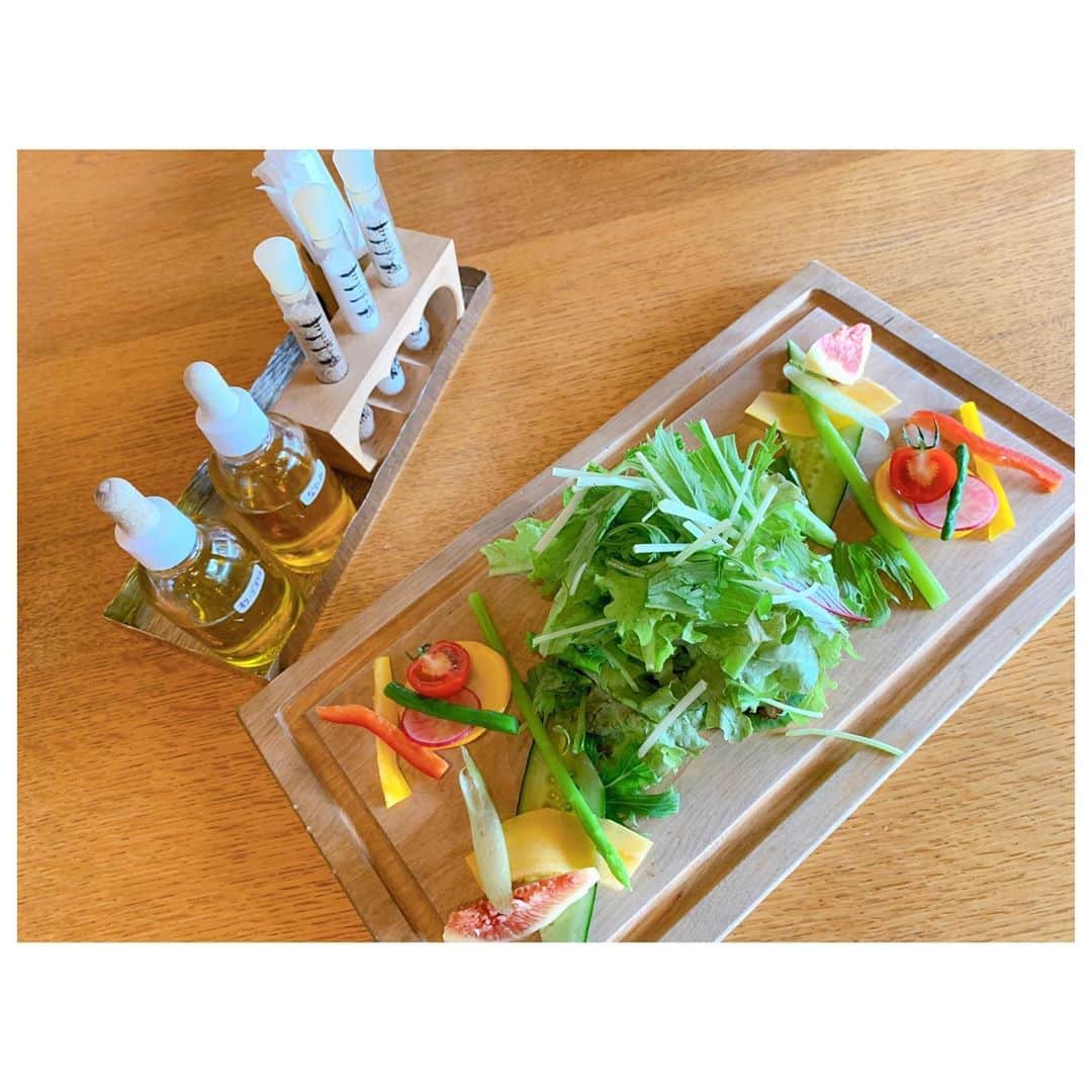 李ヒャンさんのインスタグラム写真 - (李ヒャンInstagram)「gm☻ こんな朝食が理想です😚 これは福岡に行った際に寄ったお塩屋さん @mataichinoshio が営んでいるカフェで食べたランチ。 日替りの好きな具を選んだおにぎりと塩むすびのセット。 私の塩むすびの概念を覆した絶品塩むすび🍙 正直今まで具のないおにぎりなんて、、って思ってきたから塩むすびを選択することなんぞ恐らく一度もなかった😂 がしかーし。 お米の炊き加減、塩と海苔のバランスが奏でるハーモーニー(←彦摩呂みたいに言いたいだけw)が絶妙に合わさった塩むすびは具ありなんかより最高の贅沢なおにぎりです。 一口食べた瞬間美味しすぎて、美味しー！！を100回は言ったww って事でショップにておにぎり用のお塩を買ってきて最近はもっぱら塩むすびブームでございます。 ここ数年はとんかつやサラダも塩派なので、ハーブ塩、ゴマ塩も購入しました。 お店の雰囲気もとっても素敵な空間なの。 福岡行ったらまた絶対に行きたいお店になりました♡ 骨折した時に色々お世話になり今のリハビリの先生を紹介してくださった九州のドンwにもお礼のご挨拶をやっとできて良かった。 またゆっくり福岡行きたいなー。 やっぱり九州だいすきー😘 #trip #instatravel #福岡グルメ #糸島グルメ #ilovekyushu」10月19日 8時36分 - 73hyang