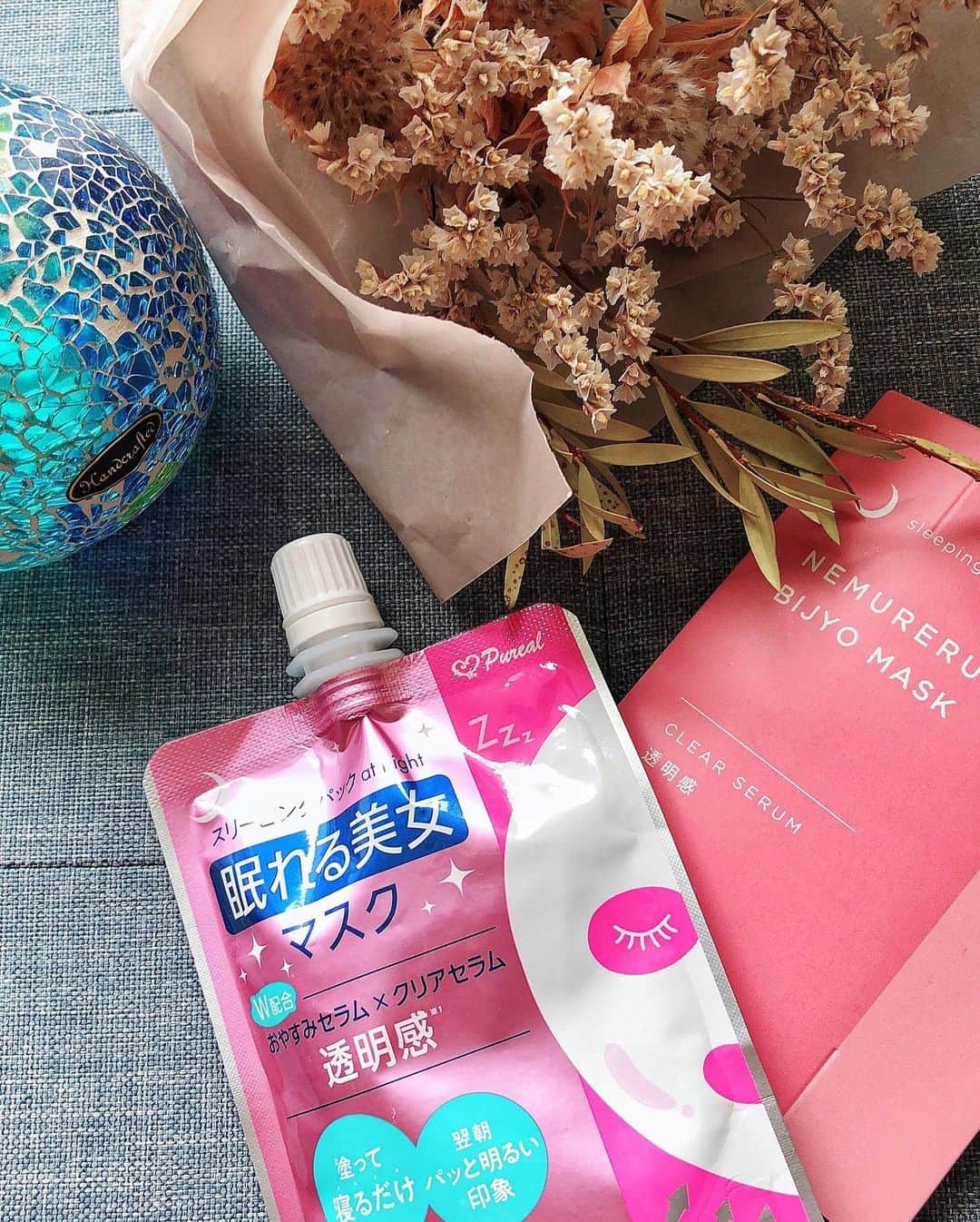 関口未来さんのインスタグラム写真 - (関口未来Instagram)「眠れる美女マスク🌹数量限定パッケージ　透明感🌹 翌朝の化粧ノリがよくなって毎晩のルーティンになったスリーピングマスク💖 息子が寝たあとに、自分の時間…そこに時短美容アイテムがあると助かる😍 マスクによる肌荒れやくすみ気になるから、私は透明感をチョイス！ ほかにも集中保湿、ハリツヤ、キメ毛穴があるから、自分の悩みに応じて選べるのも嬉しい🥺  ツボクサエキス 、酒粕エキス 、ニーム葉エキスが配合されていて、美白効果、くすみ改善効果やアンチエイジングにも効果的⭐️ じんわり肌に浸透するから、枕がべたつくこともないです😊 しかもコスパ最強✌️  数量限定パッケージ箱が新しくできたので要チェックです❤︎👇店頭にて新しくできたパッケージ箱にて販売されてるので是非チェックしてみてね！ ✔︎対象店舗：ワンダー、シャンドエルブ、LOFT（一部店舗を除く）  @pureal_official  #ピュレア #コスパ最高 #眠れる美女マスク #美肌になりたい #スリーピングパック #時短スキンケア #美容好きさんと繋がりたい #madeinjapan #塗るマスク #透明感 #ambassador #アラサースキンケア #美容 #美容オタク #美容好きな人と繋がりたい  #美容オタクさんと繋がりたい  #読者モデル #読モ #産後8ヶ月  #ママさんと繋がりたい  #男の子ママと繋がりたい  #男の子ママ #ママライフ  #美的クラブ」10月19日 8時41分 - miki.sekiguchi_x