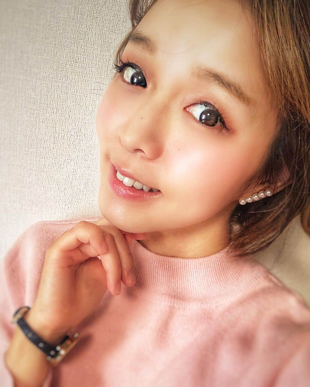 関口未来さんのインスタグラム写真 - (関口未来Instagram)「眠れる美女マスク🌹数量限定パッケージ　透明感🌹 翌朝の化粧ノリがよくなって毎晩のルーティンになったスリーピングマスク💖 息子が寝たあとに、自分の時間…そこに時短美容アイテムがあると助かる😍 マスクによる肌荒れやくすみ気になるから、私は透明感をチョイス！ ほかにも集中保湿、ハリツヤ、キメ毛穴があるから、自分の悩みに応じて選べるのも嬉しい🥺  ツボクサエキス 、酒粕エキス 、ニーム葉エキスが配合されていて、美白効果、くすみ改善効果やアンチエイジングにも効果的⭐️ じんわり肌に浸透するから、枕がべたつくこともないです😊 しかもコスパ最強✌️  数量限定パッケージ箱が新しくできたので要チェックです❤︎👇店頭にて新しくできたパッケージ箱にて販売されてるので是非チェックしてみてね！ ✔︎対象店舗：ワンダー、シャンドエルブ、LOFT（一部店舗を除く）  @pureal_official  #ピュレア #コスパ最高 #眠れる美女マスク #美肌になりたい #スリーピングパック #時短スキンケア #美容好きさんと繋がりたい #madeinjapan #塗るマスク #透明感 #ambassador #アラサースキンケア #美容 #美容オタク #美容好きな人と繋がりたい  #美容オタクさんと繋がりたい  #読者モデル #読モ #産後8ヶ月  #ママさんと繋がりたい  #男の子ママと繋がりたい  #男の子ママ #ママライフ  #美的クラブ」10月19日 8時41分 - miki.sekiguchi_x