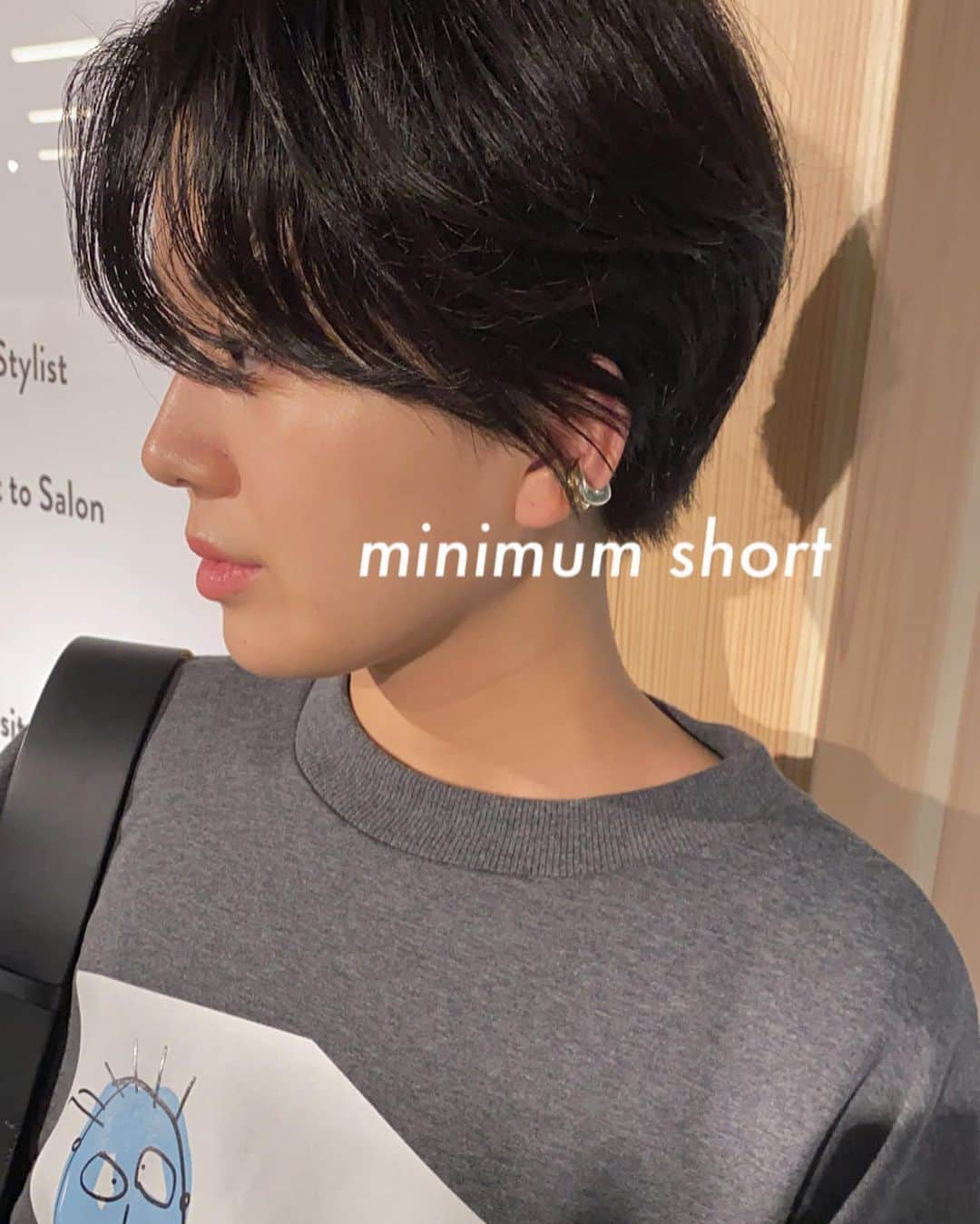 並木一樹さんのインスタグラム写真 - (並木一樹Instagram)「minimum short.  ばっさりcompactなハンサムショートスタイルが冬のファッションに映えますね。 顔まわりには透け感を。  #namiヘアー　▷レディーススタイルのまとめはこちら♪  #ハンサムショート #ボブ#ミニボブ #グラボブ #グラデーションボブ #ミニボブ #ショートヘア#ショート」10月19日 8時43分 - casi_namiki