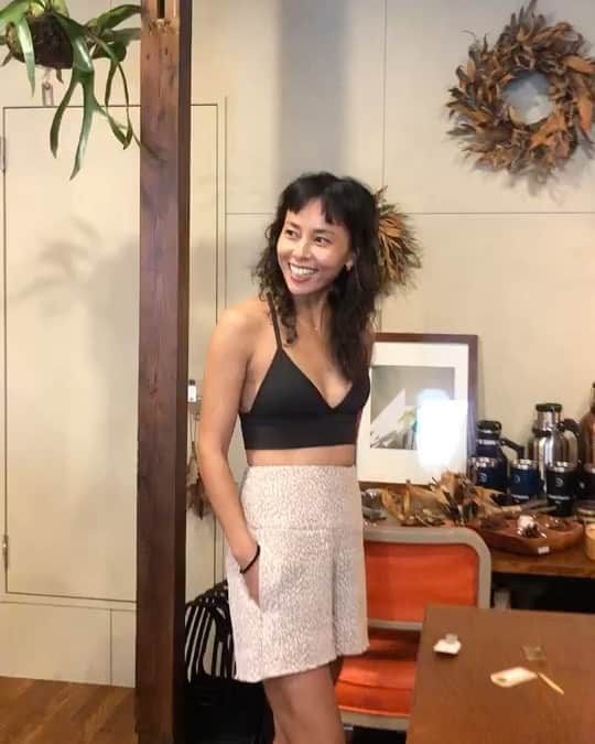 渋木さやかのインスタグラム：「⠀ 展示会がボチボチ再開してますね。 私が最近ウキウキ行ってきたのは、 @taara_clothing @kiira_shikica @intuition_official @atdawn_oahu @corally_swim  ⠀ 都内だけじゃなくて、海の方でやってもらえると助かります😇🙏🌹(自分都合か✋🏾) ⠀ お洋服作ってるお友達が多いので、応援してます。断捨離してもしても可愛い服は欲しいです。ヨガの神様、お許しください。…そして、心の底から楽しかったです🙋🏻‍♀️ ⠀ #魔法のカードは限界」